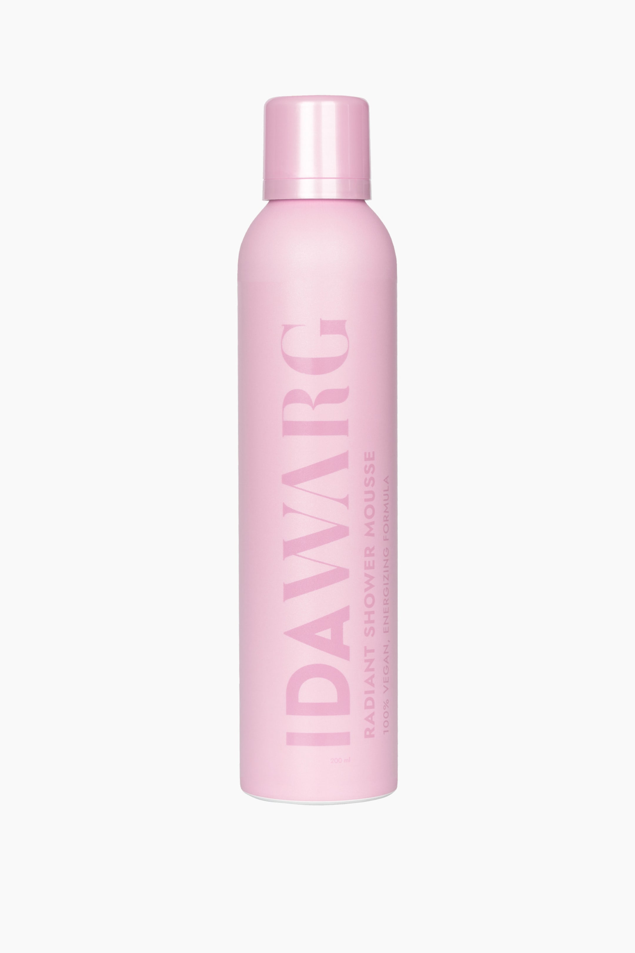 Größeres Bild ansehen: Eine pinkfarbene, zylindrische Flasche steht aufrecht und ist nach vorne gerichtet, gekrönt von einem leicht schimmernden pinken Verschluss. Die Flasche zeigt den Markennamen "IDAW�RG" vertikal in großen, etwas dunkler pinken Buchstaben, mit "radiant shower mousse" und weiteren Details vertikal daneben.