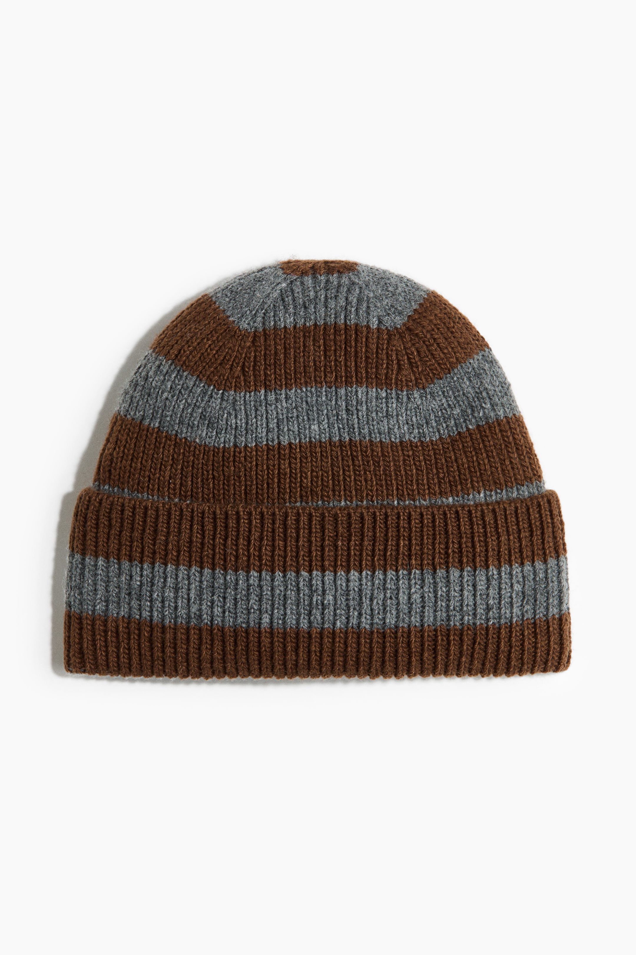 Voir une image plus grande: Un bonnet affiche son devant, présentant des rayures horizontales alternées de tricot brun et gris. Son bord inférieur forme un revers côtelé.