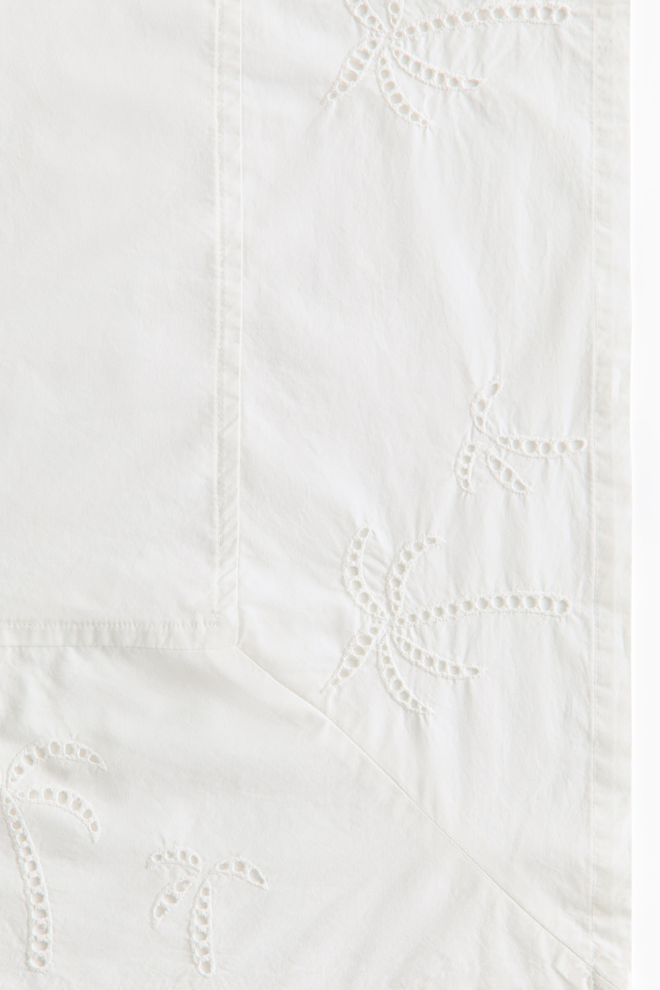 Tablecloth with Eyelet Embroidery