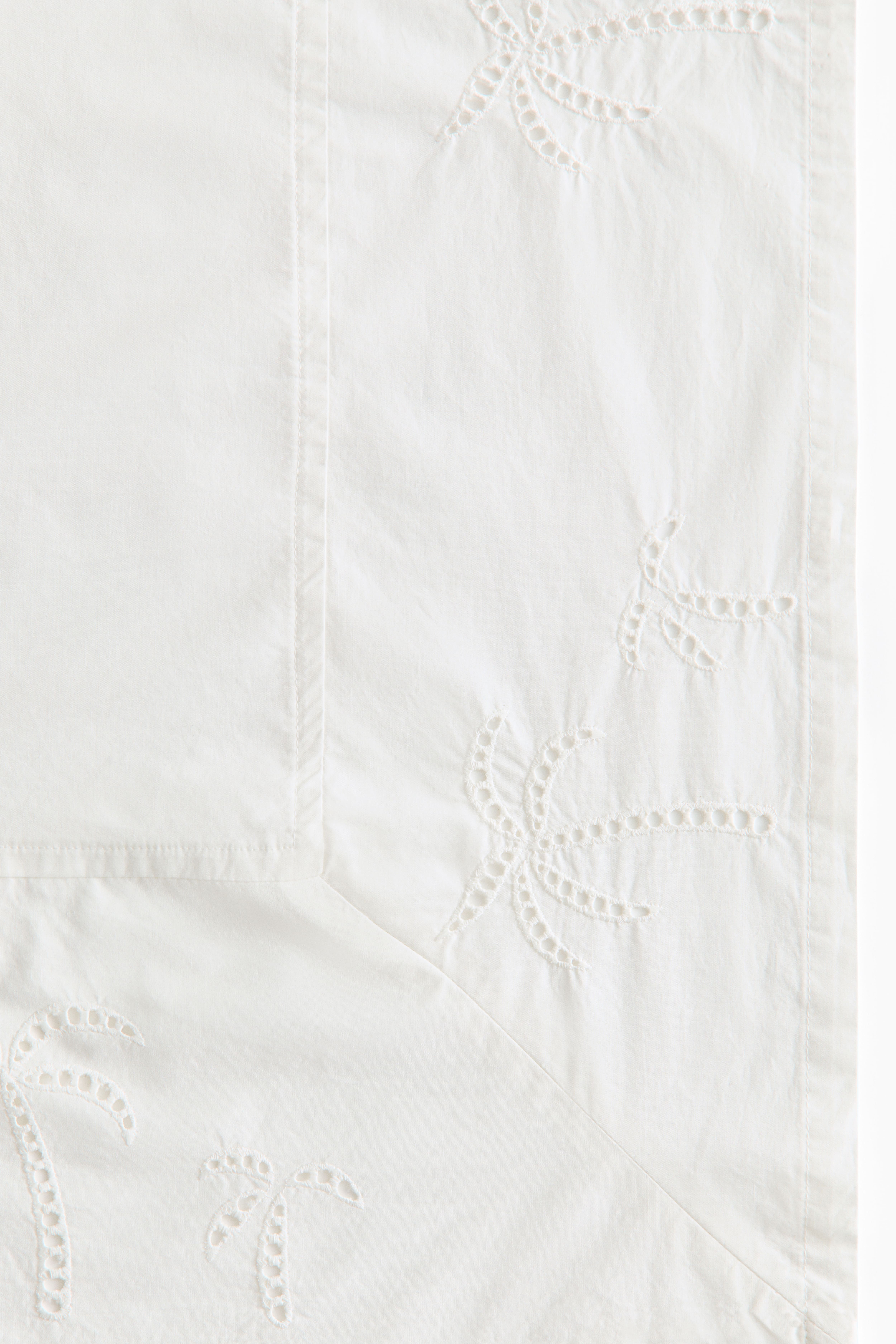 Tablecloth with Eyelet Embroidery