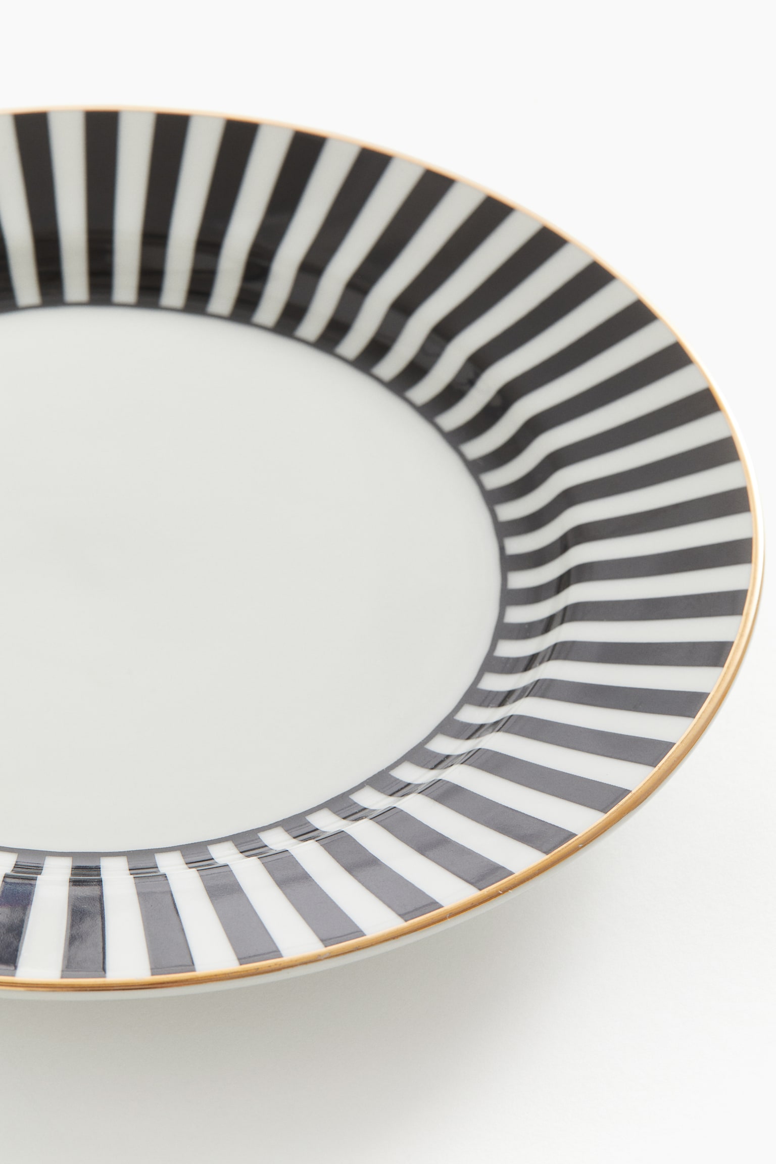 Porcelain medium plate - Black/Striped - 2