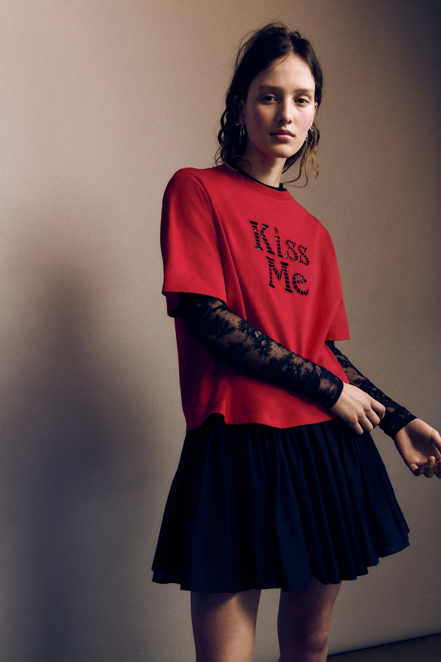 Embroidery-detail T-shirt - Red/Kiss Me - 1