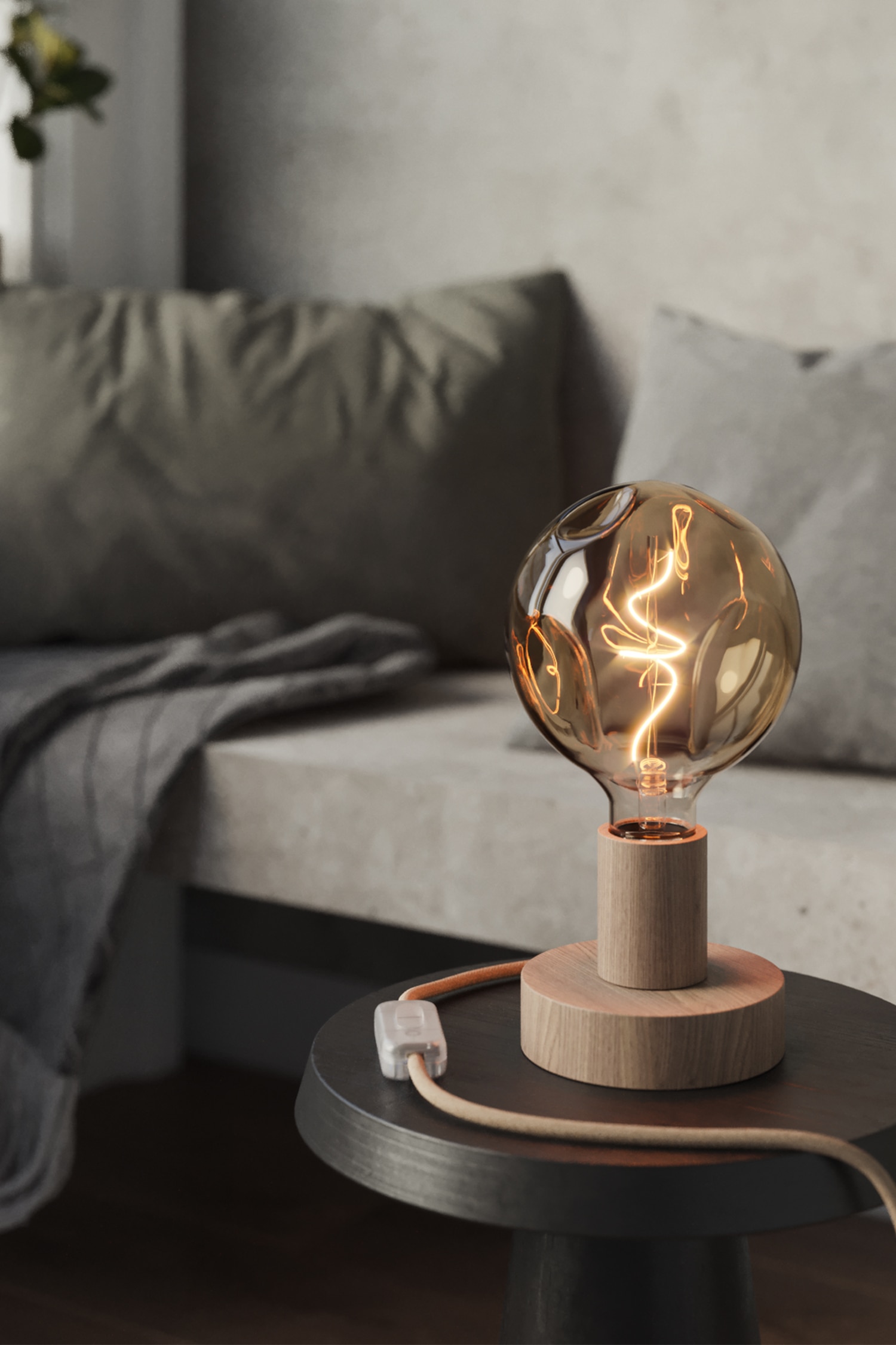 Bordlampe I Træ Med Bumped Elpære - Gylden/naturtræ