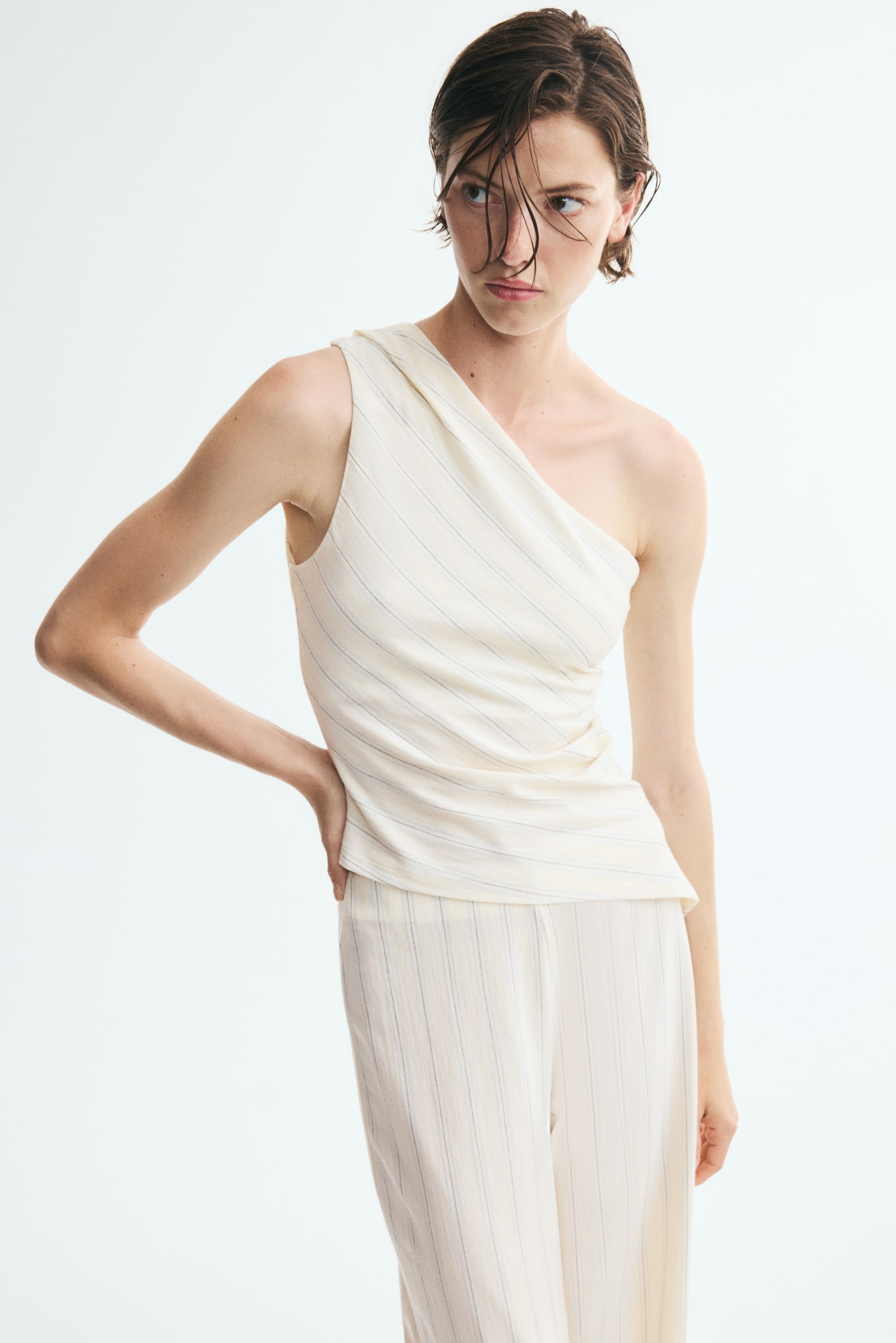 Женский топ H&M Pleated One-Shoulder Top, цвет: Бежевый / Полосатый — фото 4