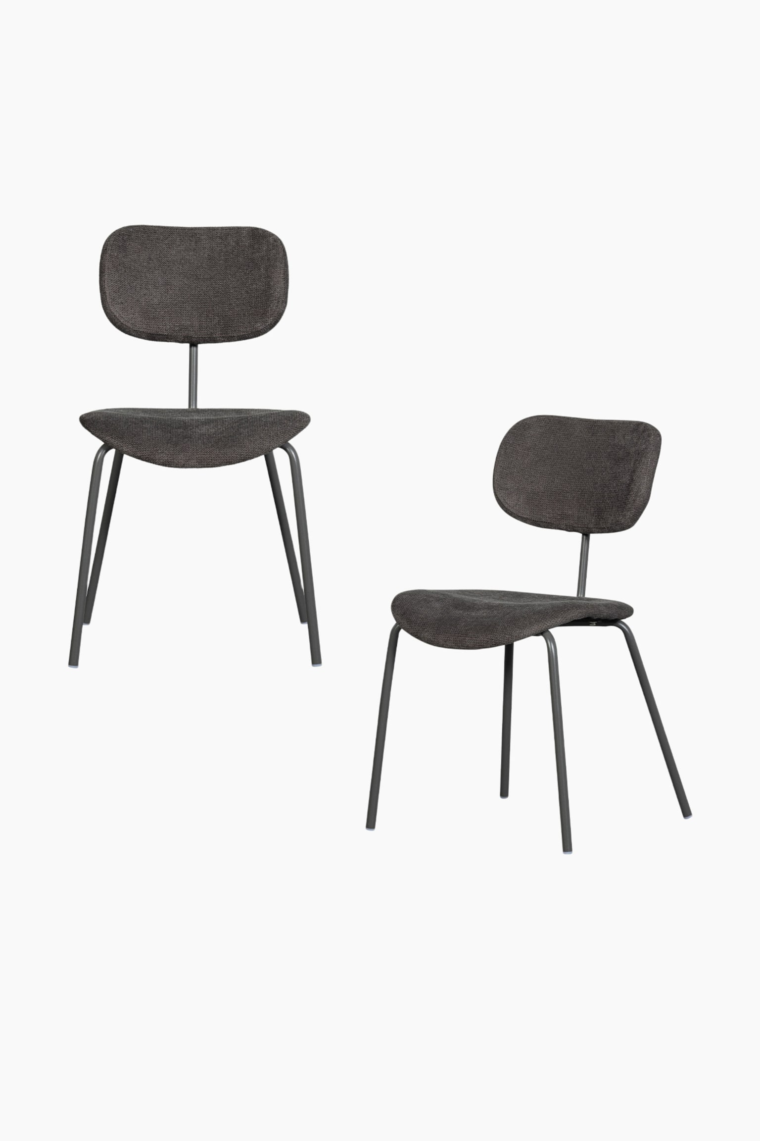 Se muestra una silla tapizada en gris oscuro desde dos ángulos diferentes. Su asiento y respaldo redondeados, que presentan una tela texturizada, están sostenidos por delgadas patas metálicas oscuras inclinadas. La silla de la izquierda está orientada hacia adelante, mientras que la silla de la derecha está ligeramente inclinada hacia la derecha, revelando su perfil lateral. - 1