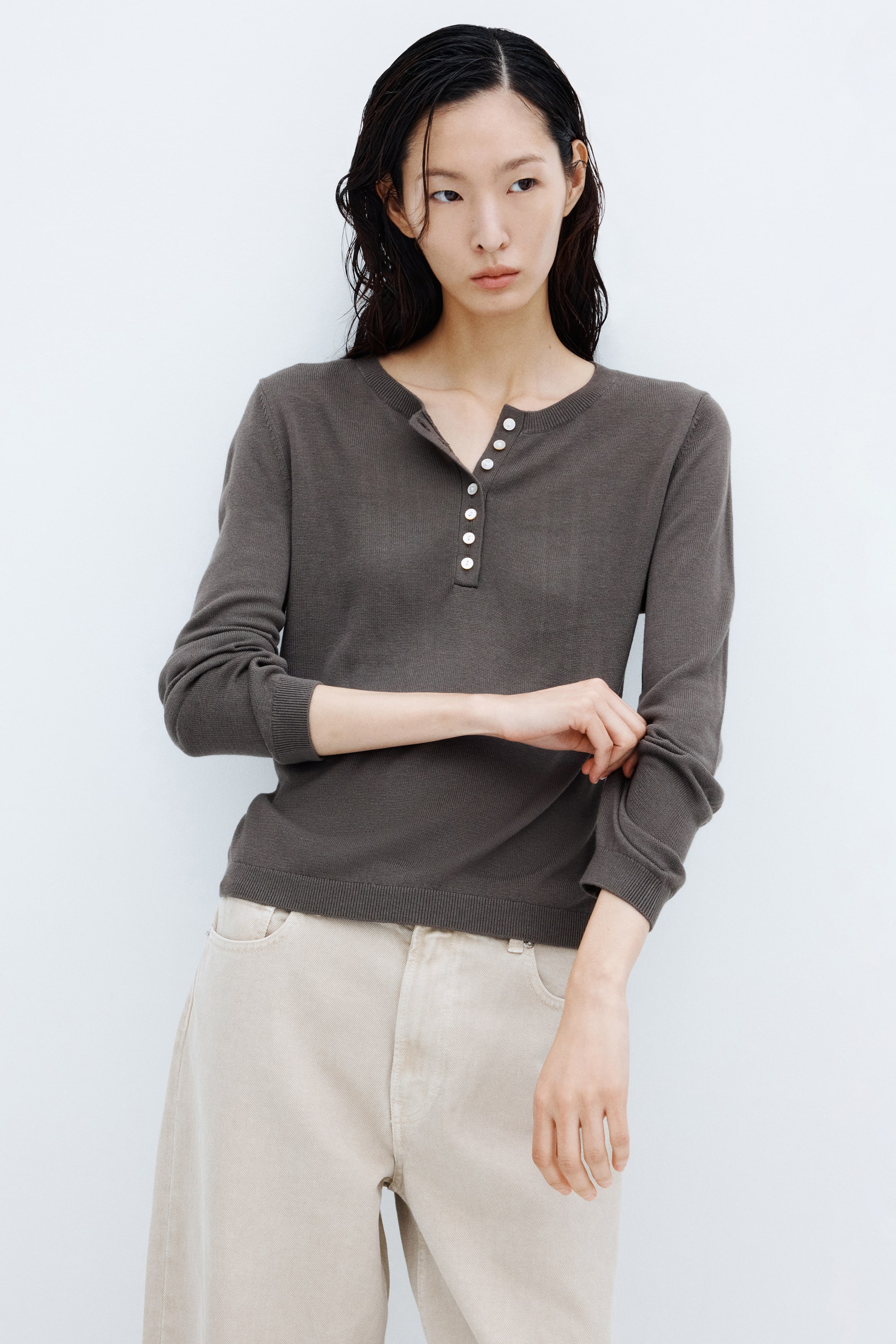 이미지 확대 보기: 버튼탑 스웨터 - 다크 토프 - 여성 | H&M KR 1