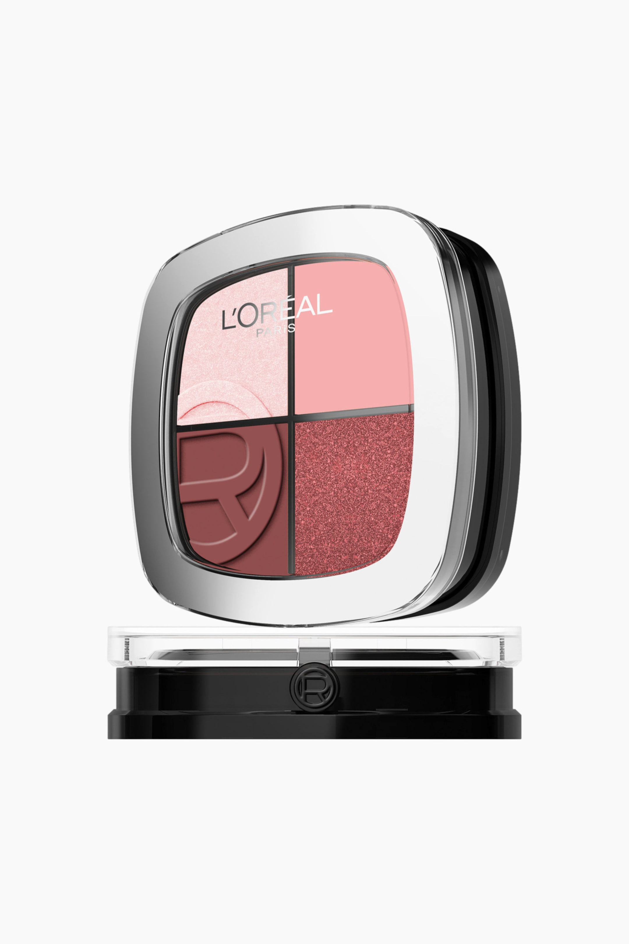 Größeres Bild ansehen: Die Quad Rendez-vous Eyeshadow Palette steht aufrecht und leicht nach rechts geneigt und zeigt vier roséfarbene Lidschattennuancen in einem quadratischen Kompaktformat mit transparentem Deckel und silberner Einfassung. Die vier Pfännchen umfassen ein schimmerndes zartes Rosa, ein mattes sanftes Rosa, ein mattes tiefes Mauve mit eingeprägtem „R“-Logo sowie einen glitzernden roséroten Ton.