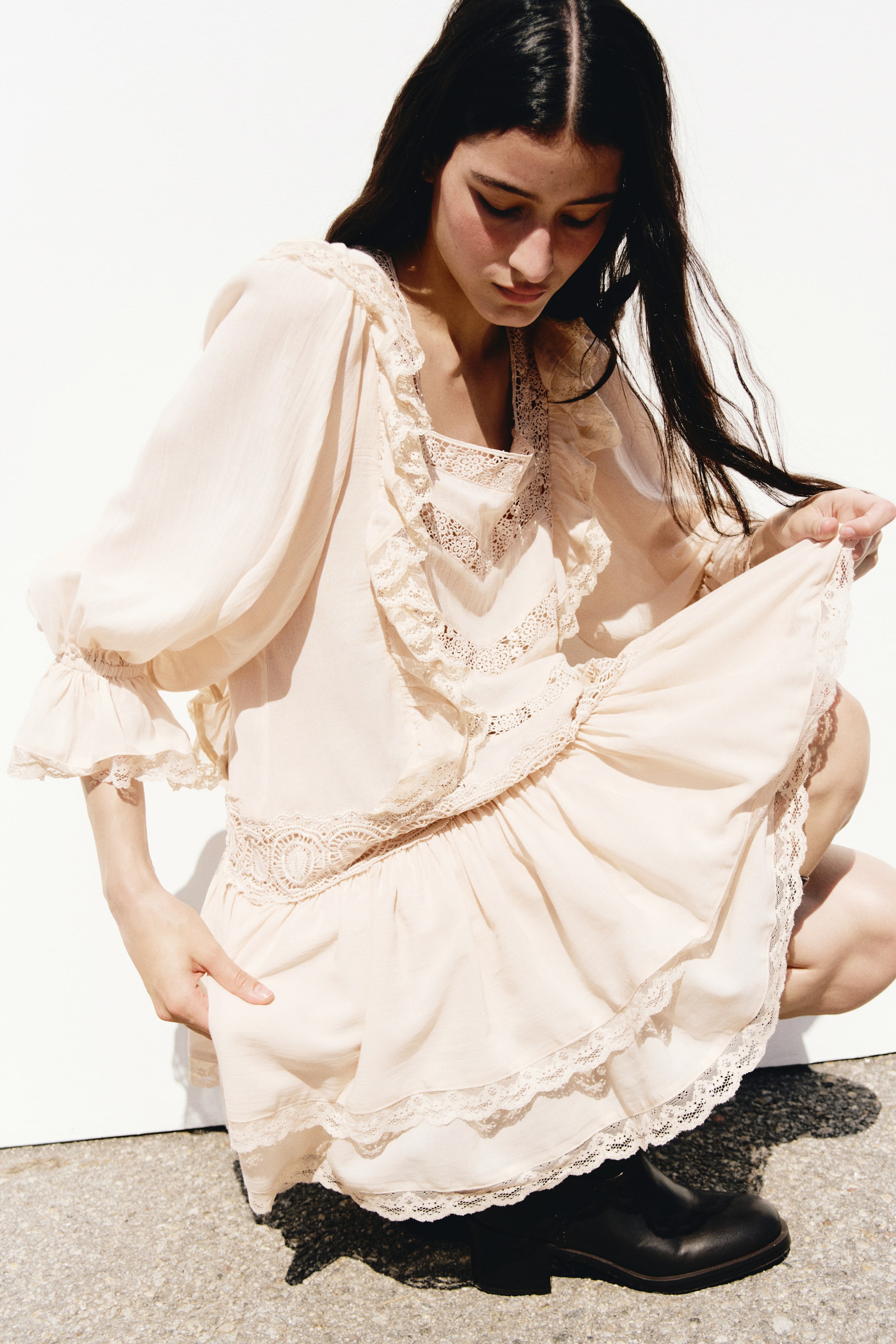 Robe à volants plissés avec dentelle