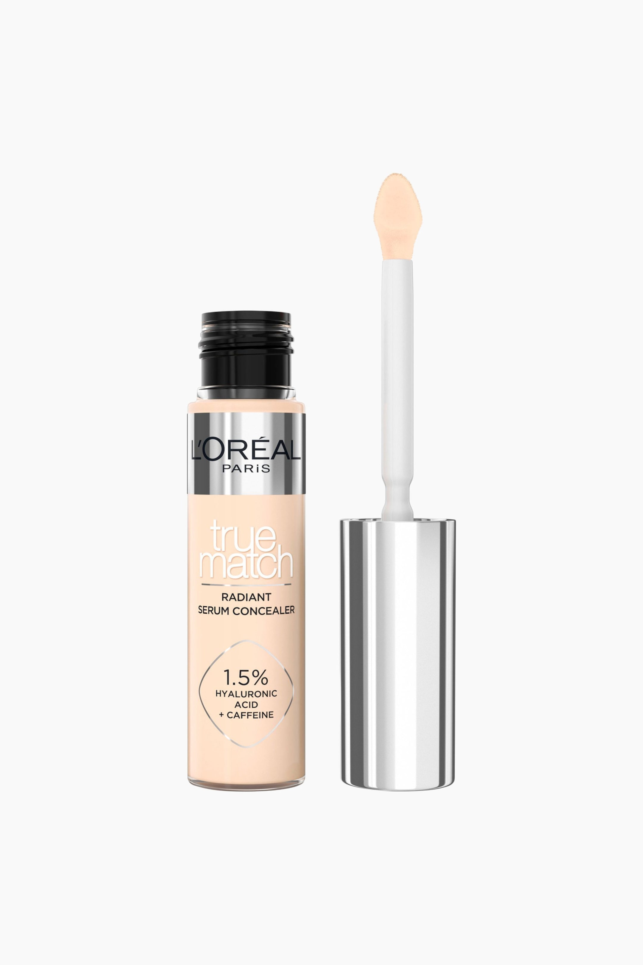 Größeres Bild ansehen: Eine L'Oréal True Match Radiant Serum Concealer-Flasche, gefüllt mit einer hellbeigen Flüssigkeit, steht aufrecht. Der abgetrennte Applikator mit weißem Schaft, silberner Kappe und einer hellbeigen, mit dem Concealer bedeckten Flockspitze steht senkrecht neben der Flasche.