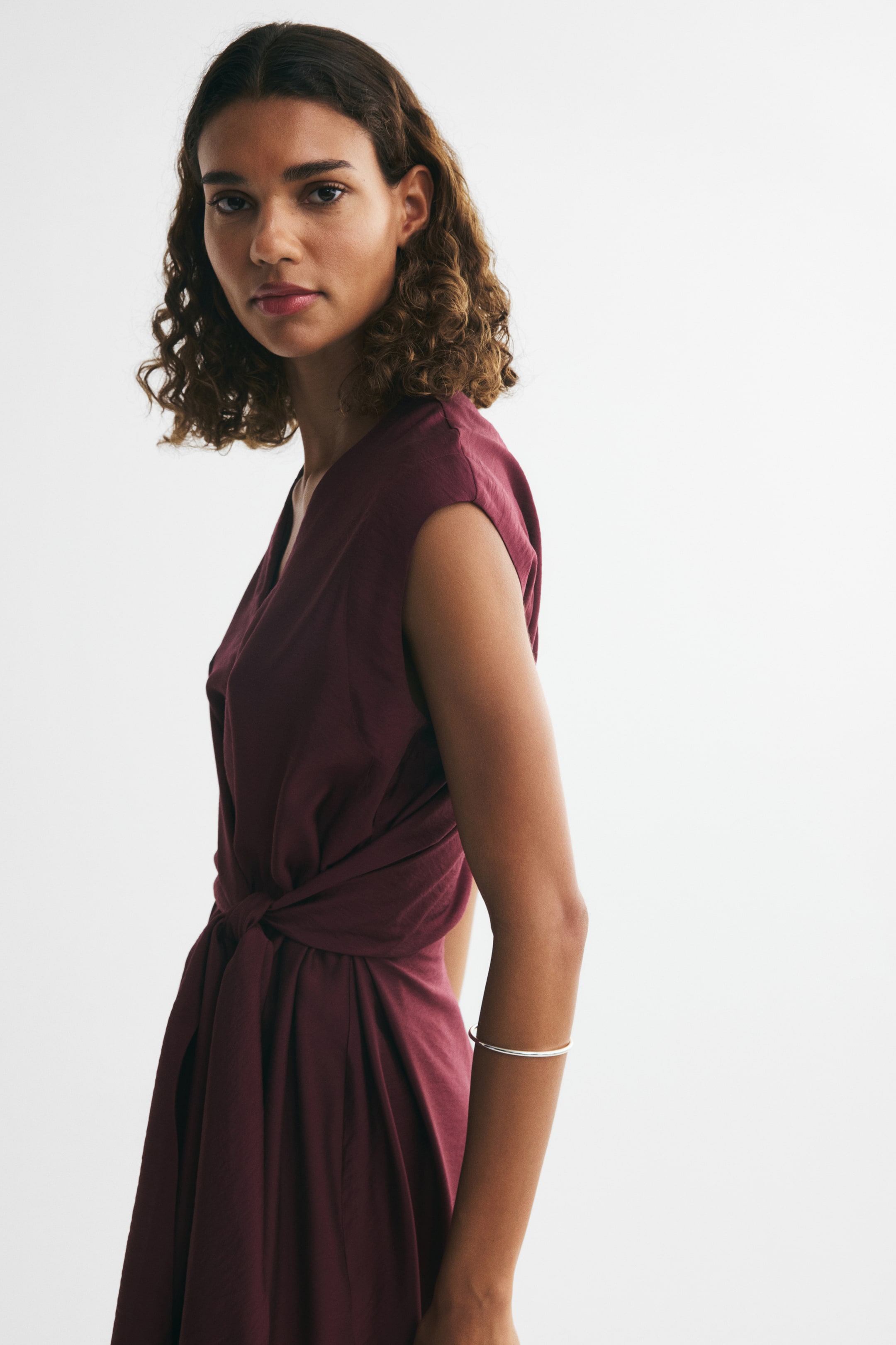 Robe sans manches avec détail croisé