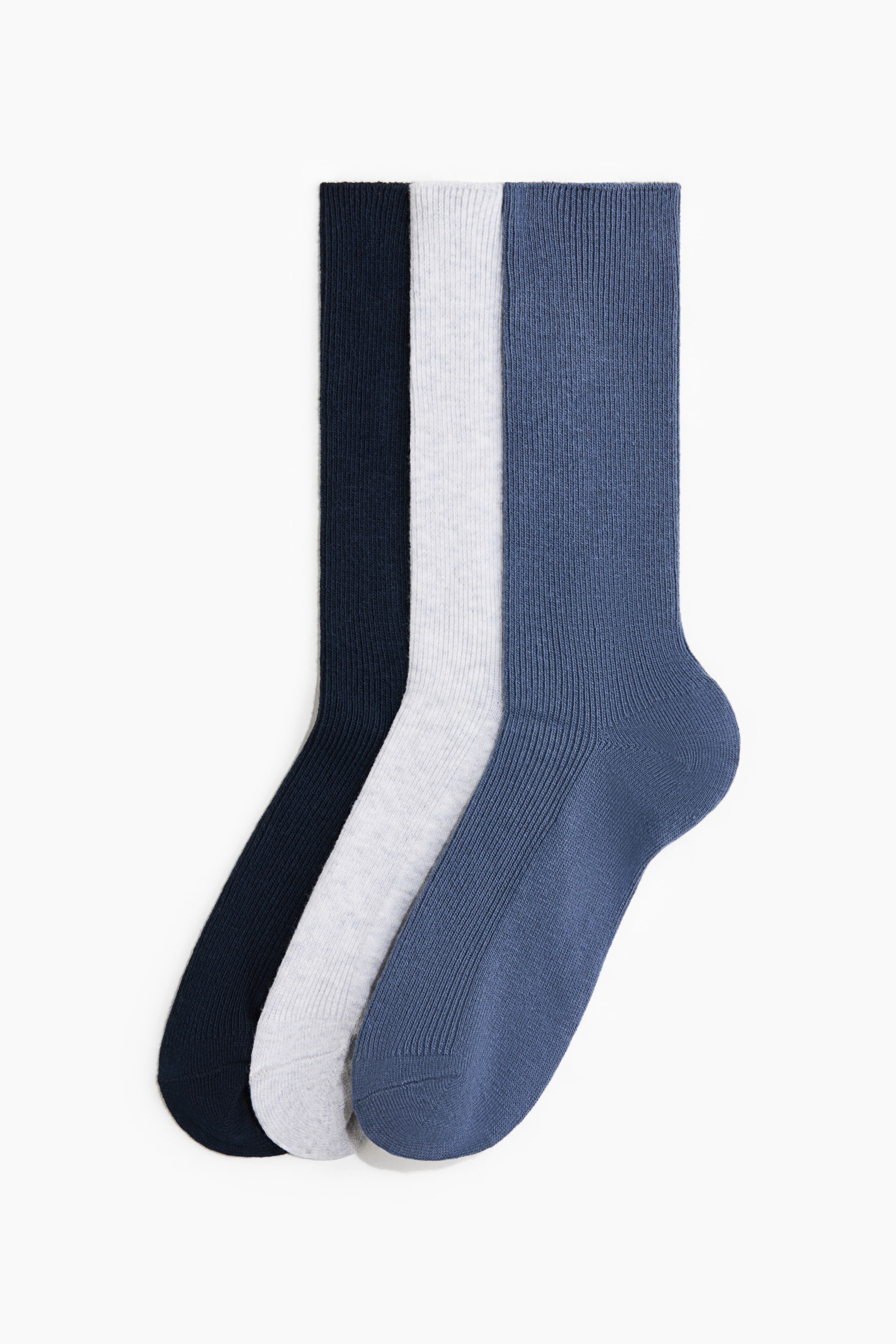 Visualizza l'immagine ingrandita: Tre paia di calzini a coste con scollo tondo in blu navy, grigio chiaro e blu medio, sovrapposti in una presentazione di profilo laterale. I calzini mostrano una fine texture verticale a coste che si estende dai polsini superiori fino al piede.