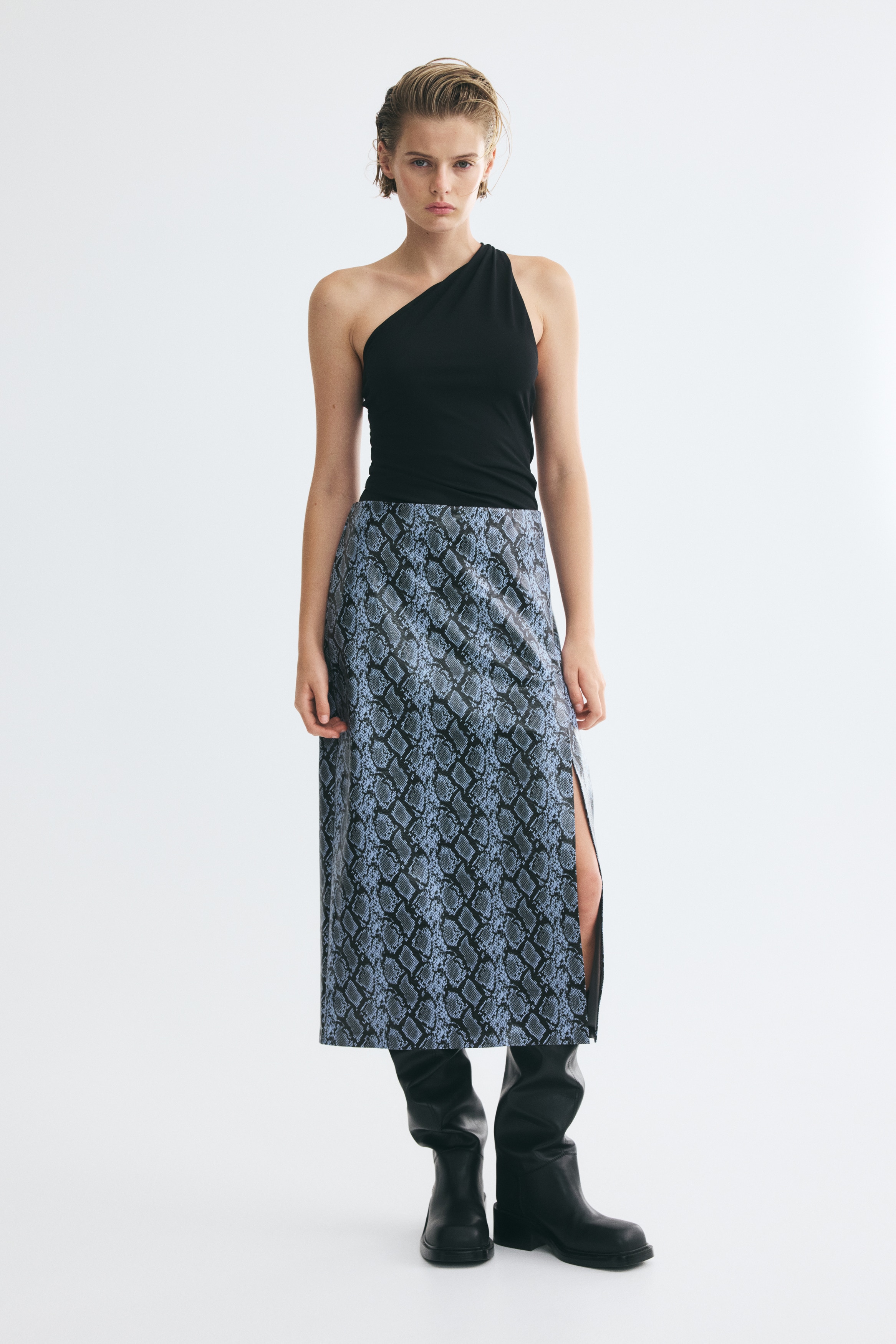 Coated pencil skirtModel