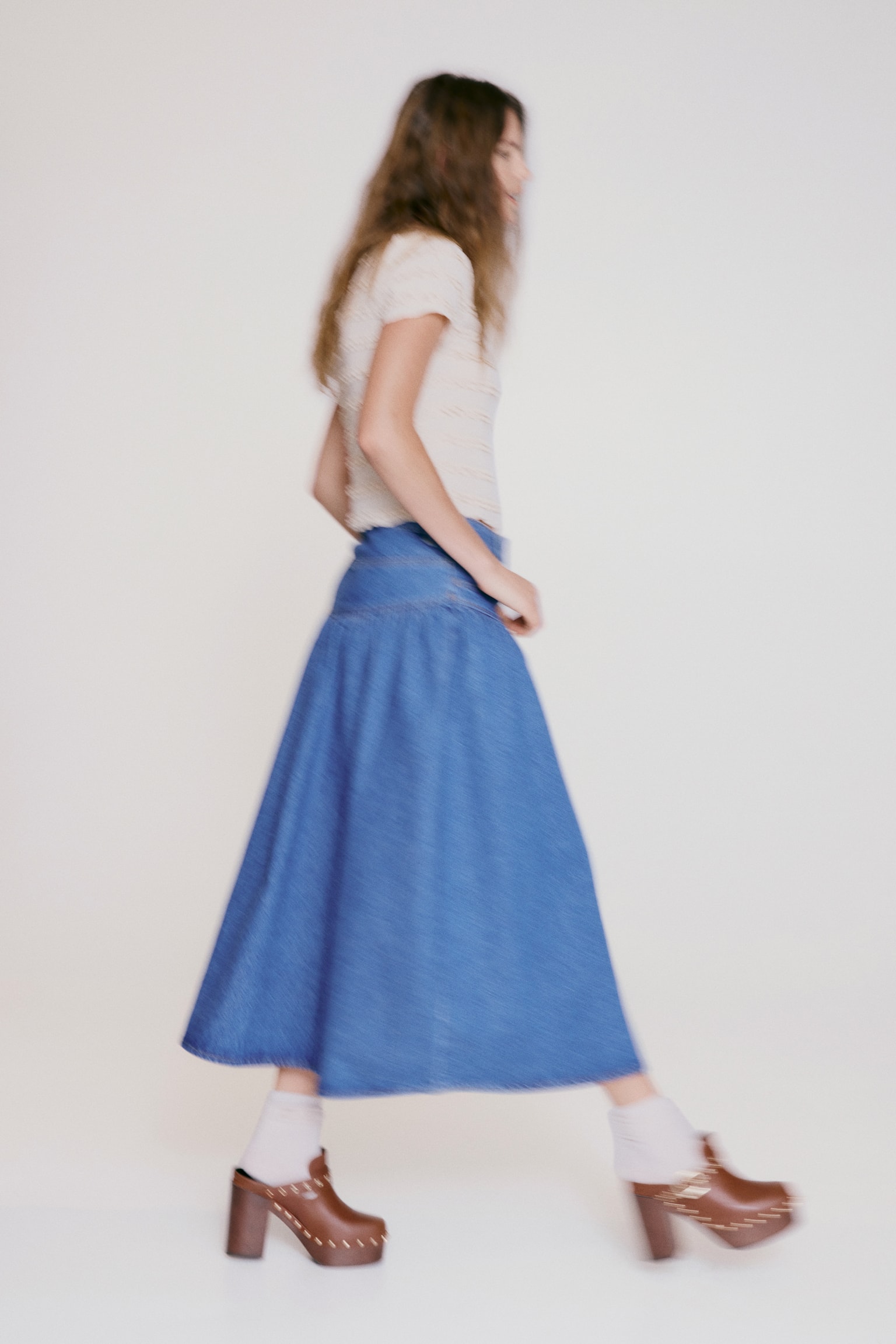 Женская юбка H&M Gathered Denim Skirt, цвет: Тёмный джинсовый синий — фото 2