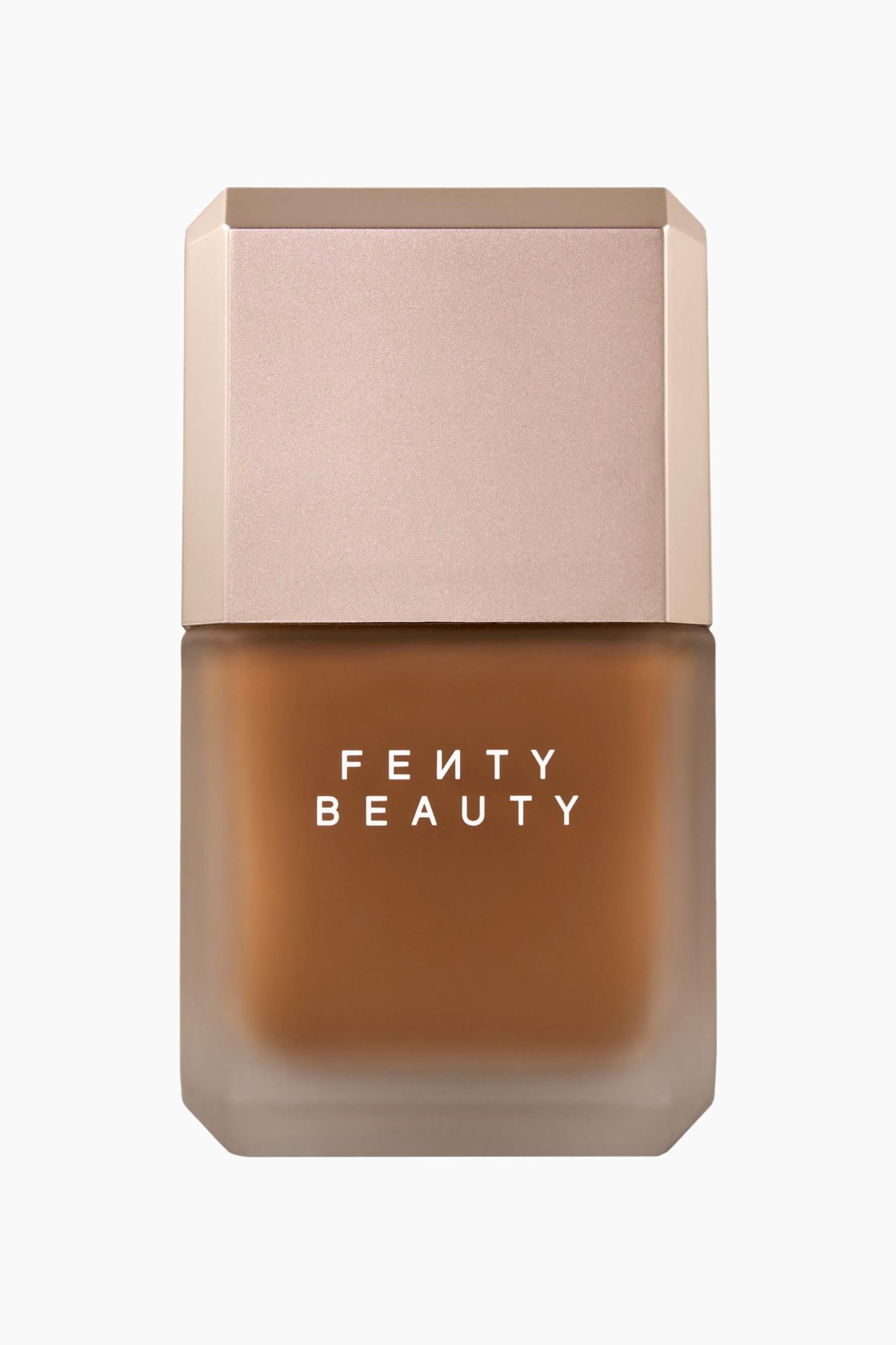 Visa större bild: Pro Filt'r Fluid Flex Matte Longwear Foundation står upprätt i en framåtriktad vy och har en frostad, oktagonal flaska som visar en djup, varmbrun flytande foundation inuti. Flaskan är försedd med en matchande ljus nude-färgad, facetterad kork och visar den vita logotypen ”FENTY BEAUTY” tryckt över framsidan.