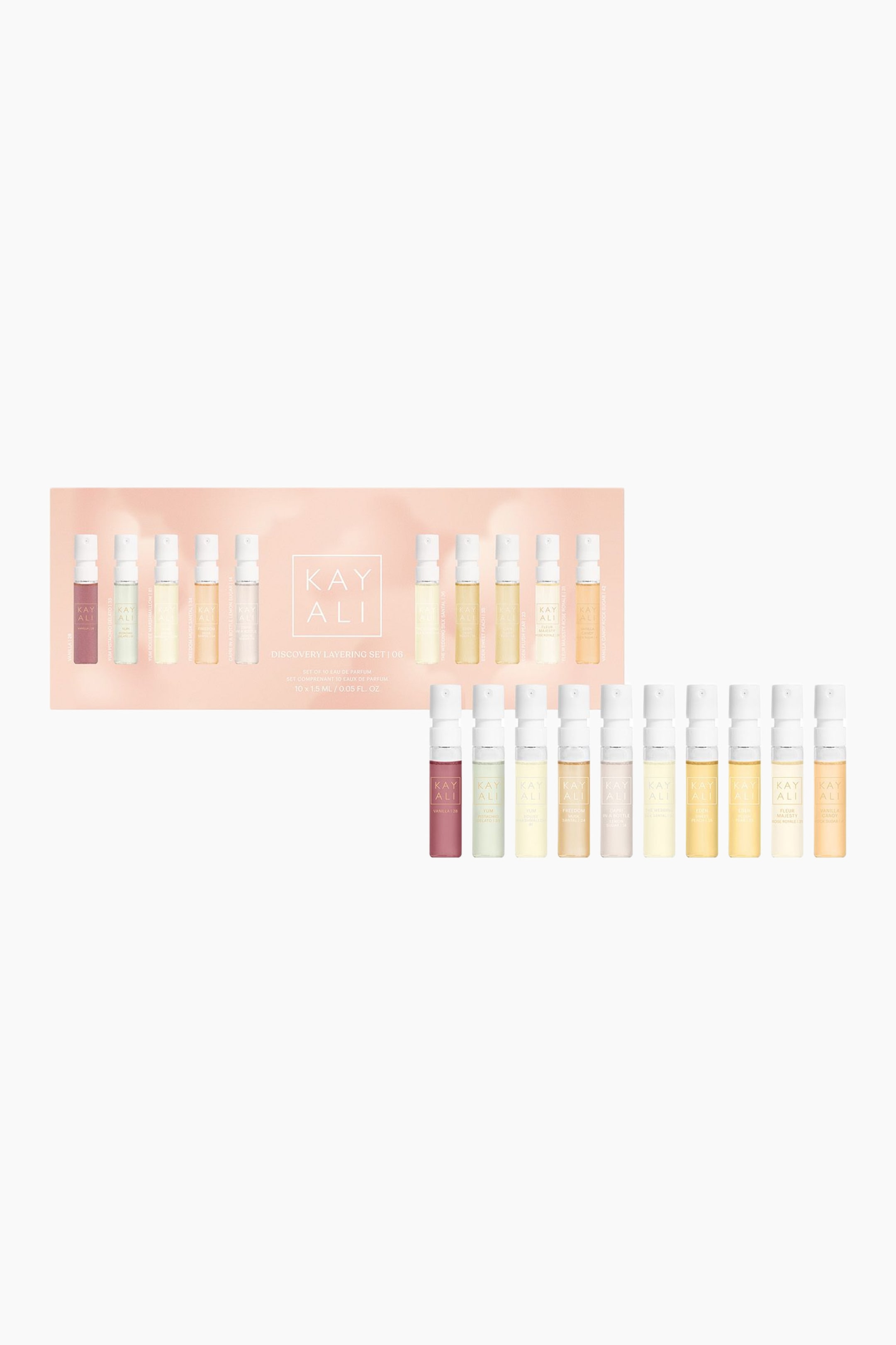 Näytä suurempi kuva: Kayali Discovery Layering Set | 06 -setti esittelee kymmenen pientä lasista hajuvesinäytelipasta rivissä vaaleanpunaisen kartonkipakkauksensa rinnalla. Lipastot on varustettu valkoisilla suihkekorkeilla, ja ne sisältävät nesteitä eri sävyissä, aina malvasta ja vaaleanvihreästä keltaisen ja meripihkan sävyihin.