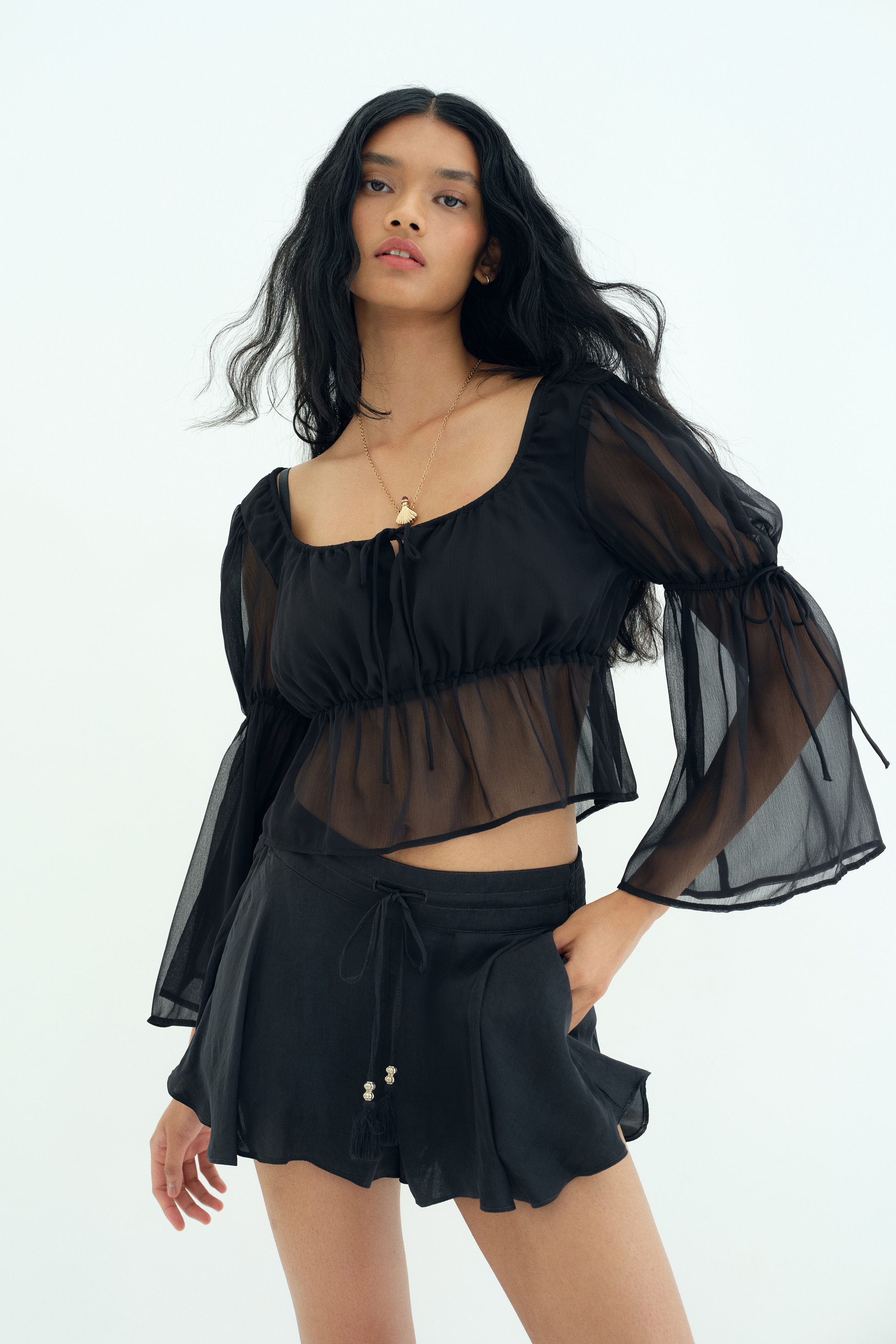 Áo kiểu lửng - Màu đen