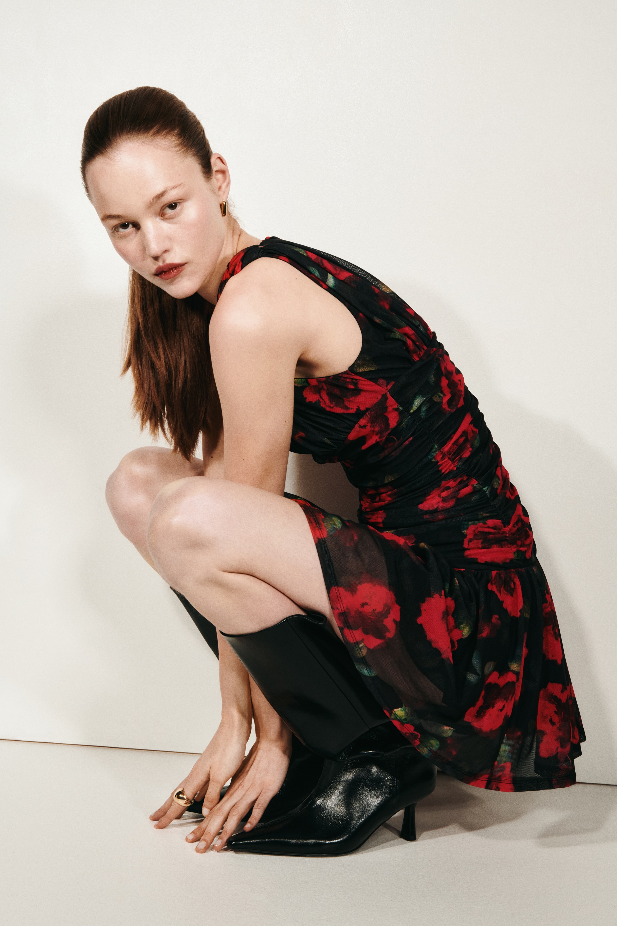 Rynkad klänning med utställd kjol - Svart/Rosor