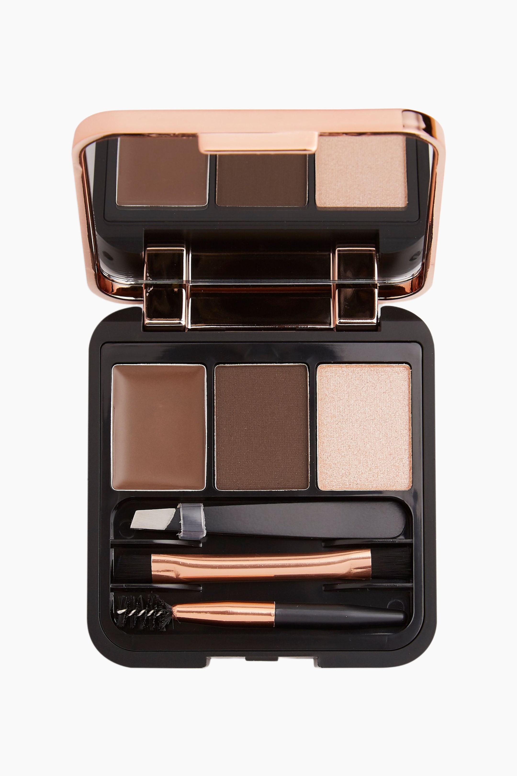 Se større billede: En åben brow-palette viser tre rektangulære rum med en brun gel, et mørkebrunt pudder og en glitrende champagne highlighter. Under rummene rummer det sorte og rosaguld-farvede etui en sort pincet, en lille skrå pensel og en spoolie-applicator.