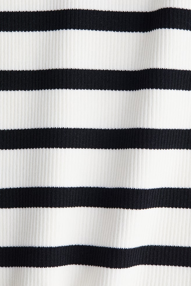 Top a spalle scoperte in maglia a coste-Nero/bianco righe - 5