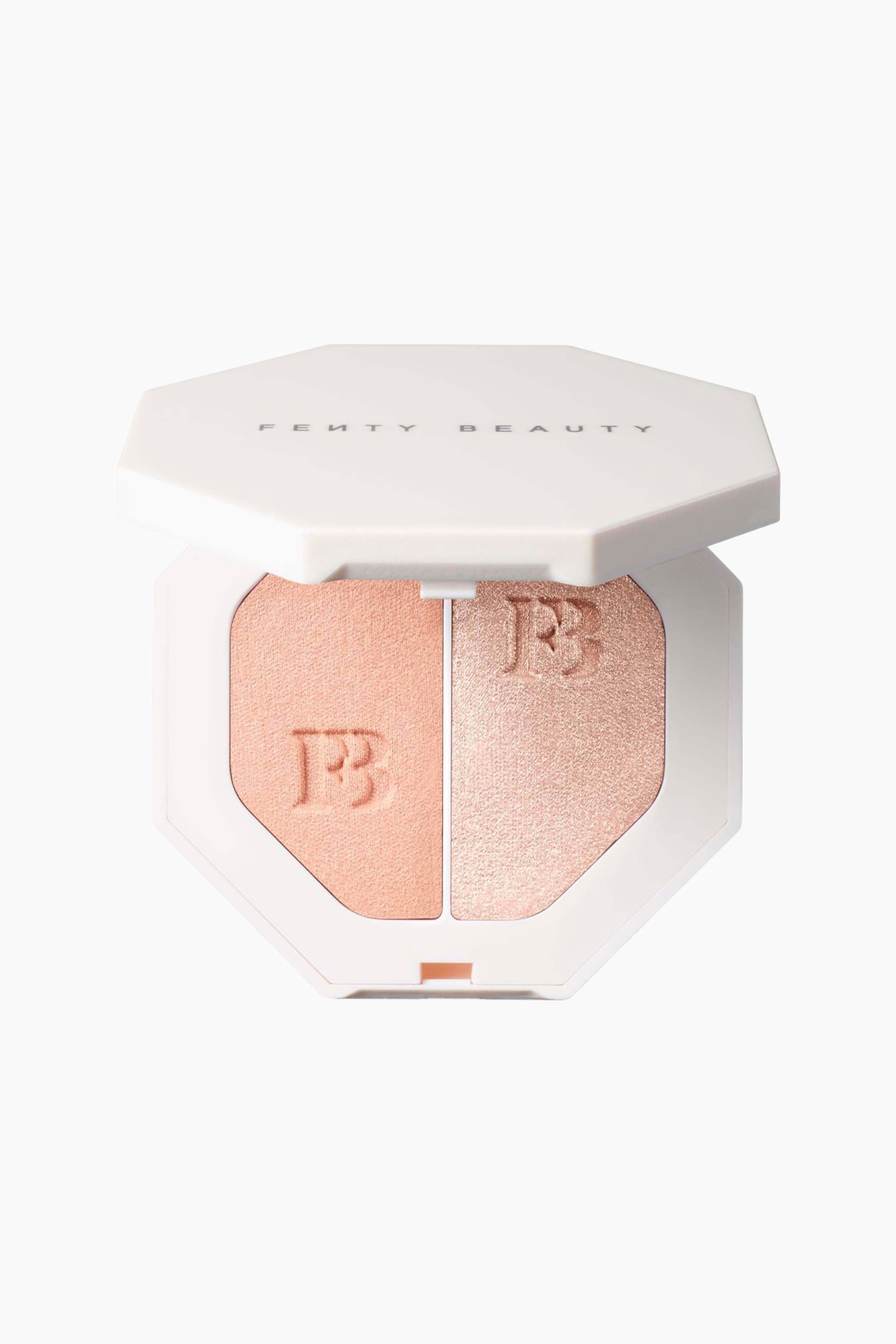Visa större bild: Killawatt Freestyle Highlighter Duo ligger öppet och vänd framåt i ett vitt, åttakantigt kompakt etui och visar två puderhighlighter-nyanser. Den vänstra skålen visar ett mjukt, persikorosa satinpuder, medan den högra skålen visar ett skimrande, glittrigt champagne-rosa puder, där båda sidorna har en präglad ”FB”-logotyp.
