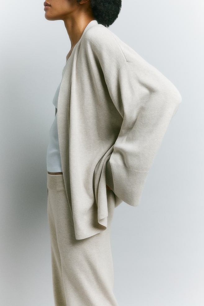 Tiheäneuloksinen solmuvöinen takki - Beige - 5