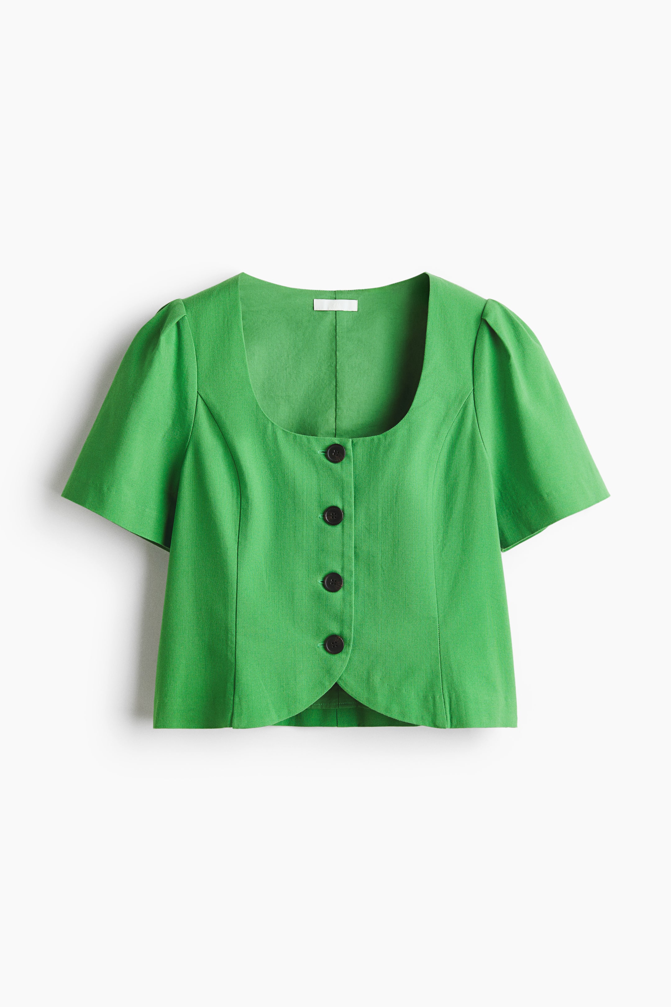 Größeres Bild anzeigen: Eine kurze, figurbetonte grüne Bluse aus einem Baumwoll- und Viskosegewebe wird von vorne präsentiert. Sie verfügt über einen Rundhalsausschnitt, kurze Puffärmel und vier dunkle Knöpfe, die vorne verlaufen, wobei der untere Saum in der Mitte nach oben gebogen ist.