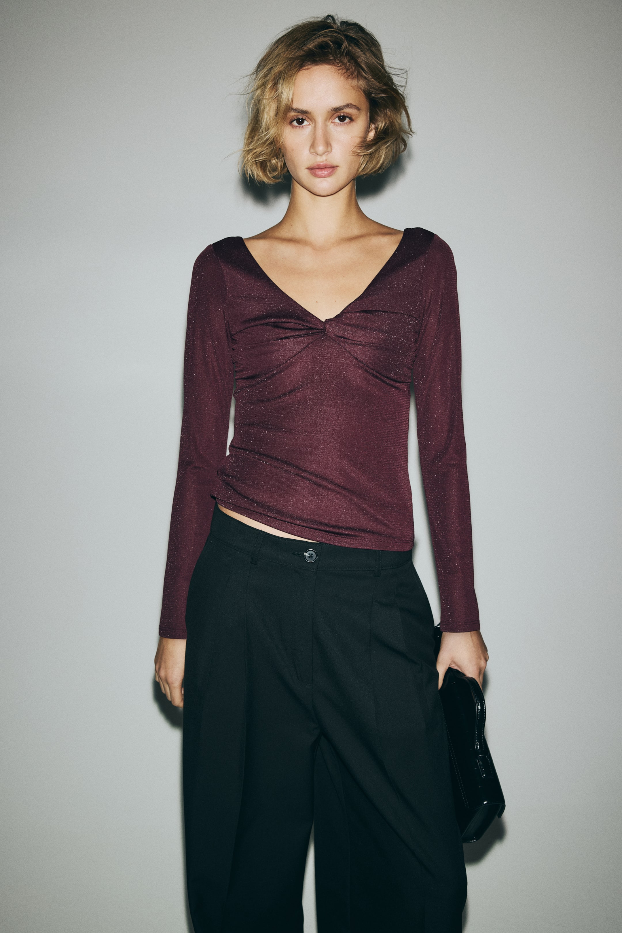 Преглед на по-голямо изображение: Блестяща блуза с усукан детайл - Бордо - ЖЕНИ | H&M BG 1