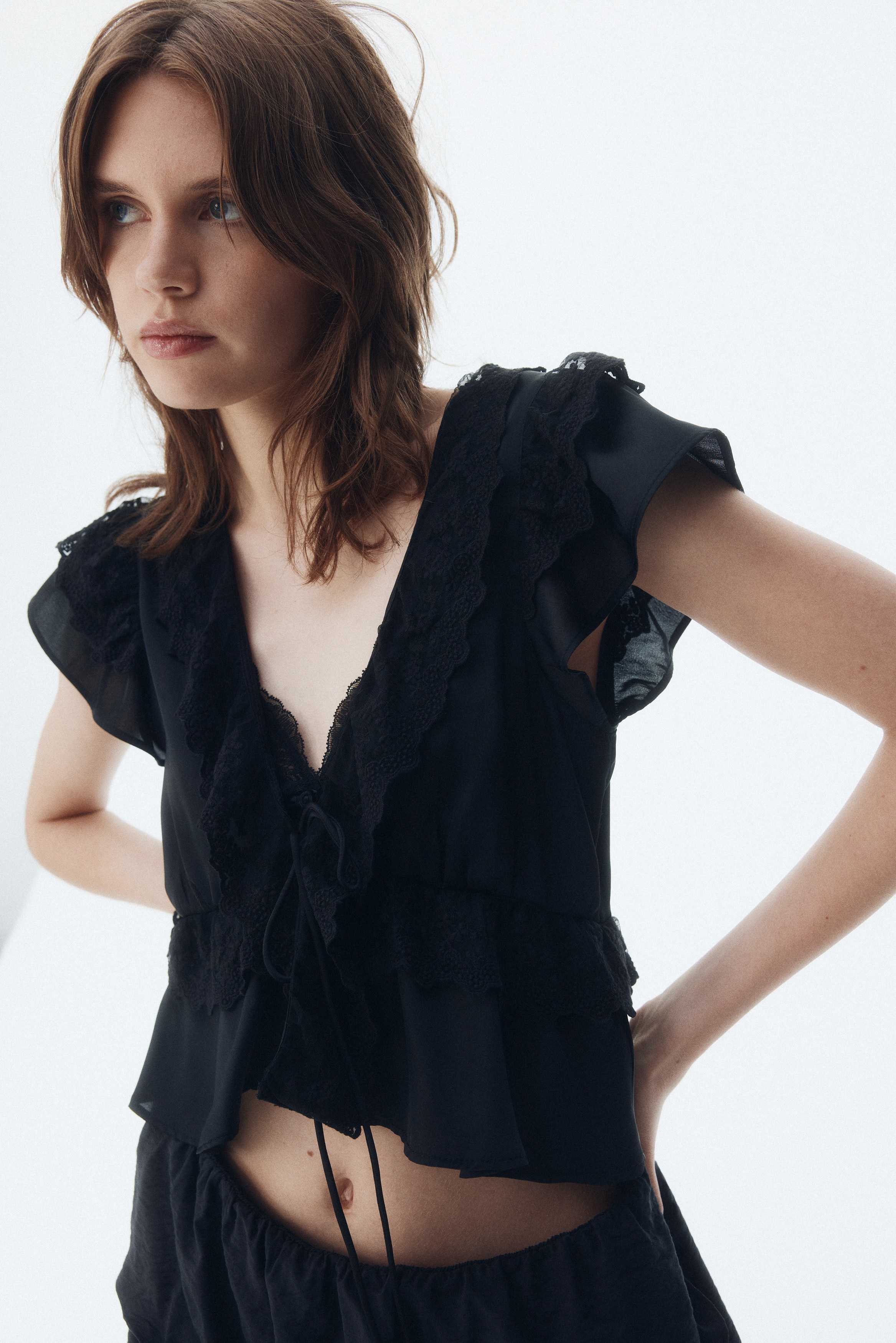 Blouse volantée en satin - Noir/Crème