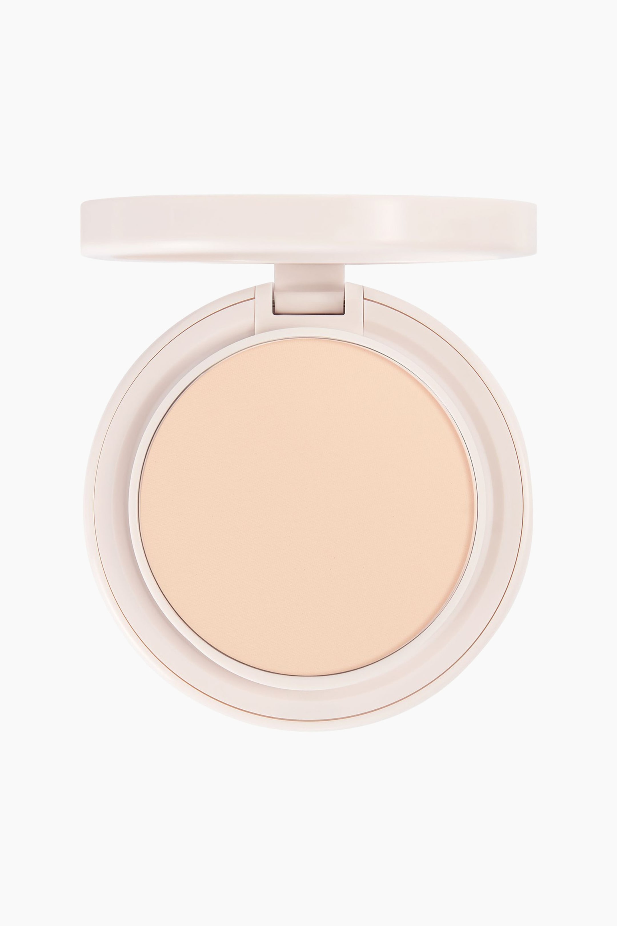 Se større billede: Natural Blur Powder Foundation står åben og vendt fremad og viser en glat, lysebeige presset pudder i en rund, lyserød compact. Låget hviler åbent direkte over den runde pudderpande og fremhæver produktets matte tekstur.