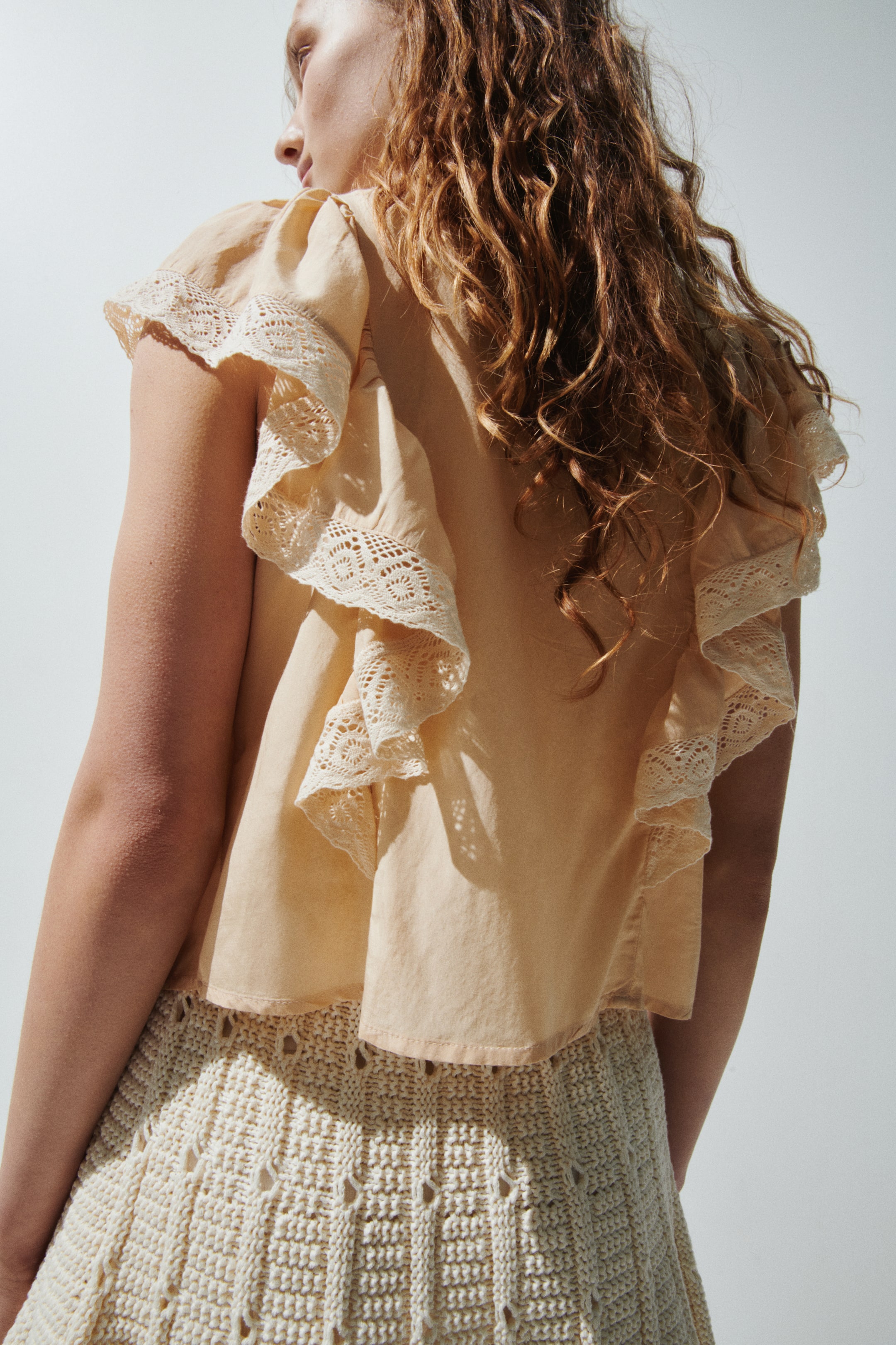 Blouse à volants avec dentelle