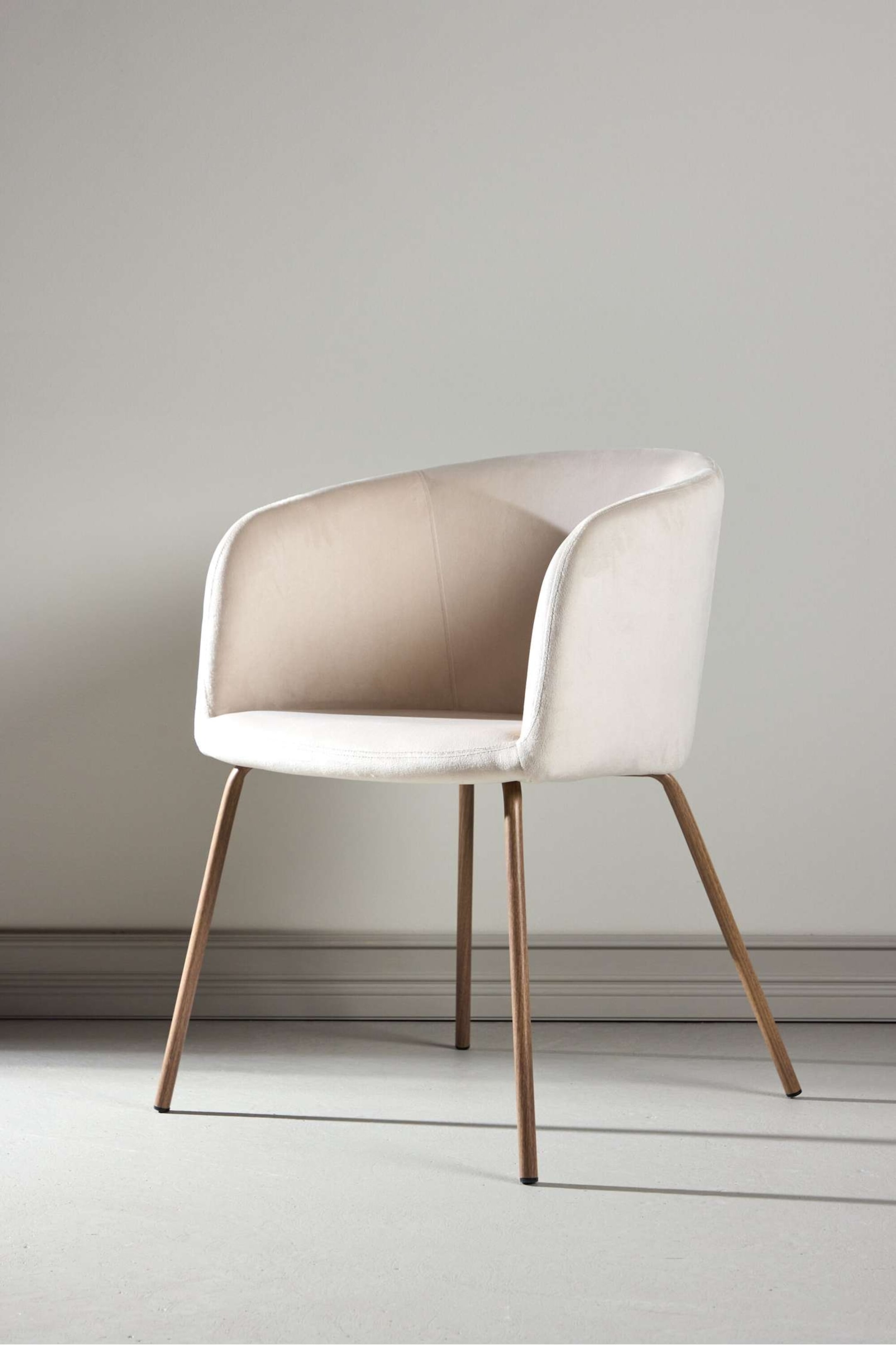 Se større billede: Berit Dining Chair - Polyesterfløjl, Valnød - Venture Home - Home All | H&M DK 1