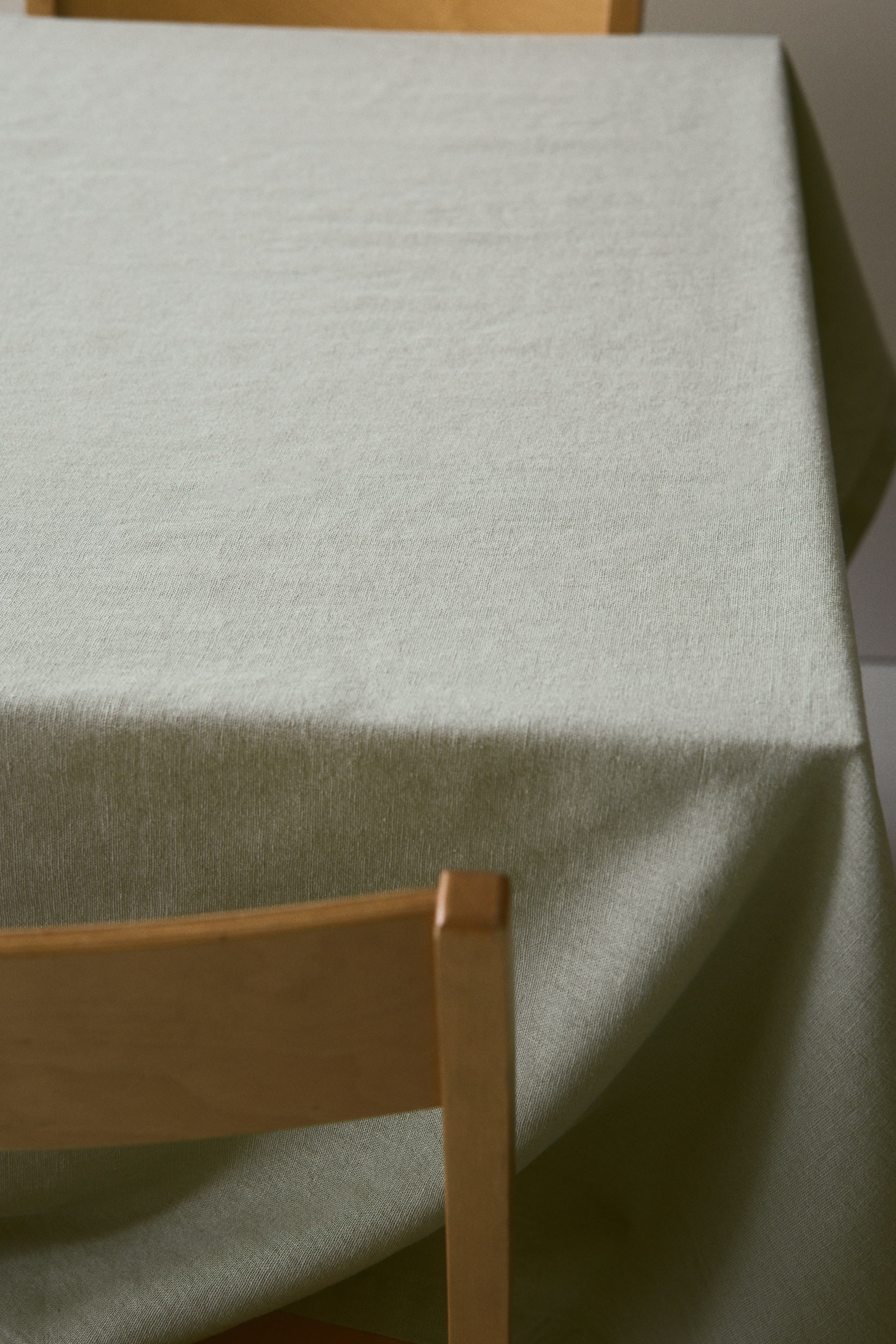 拡大画像を表示: Linen-blend tablecloth - セージグリーン - Home All | H&M JP 1