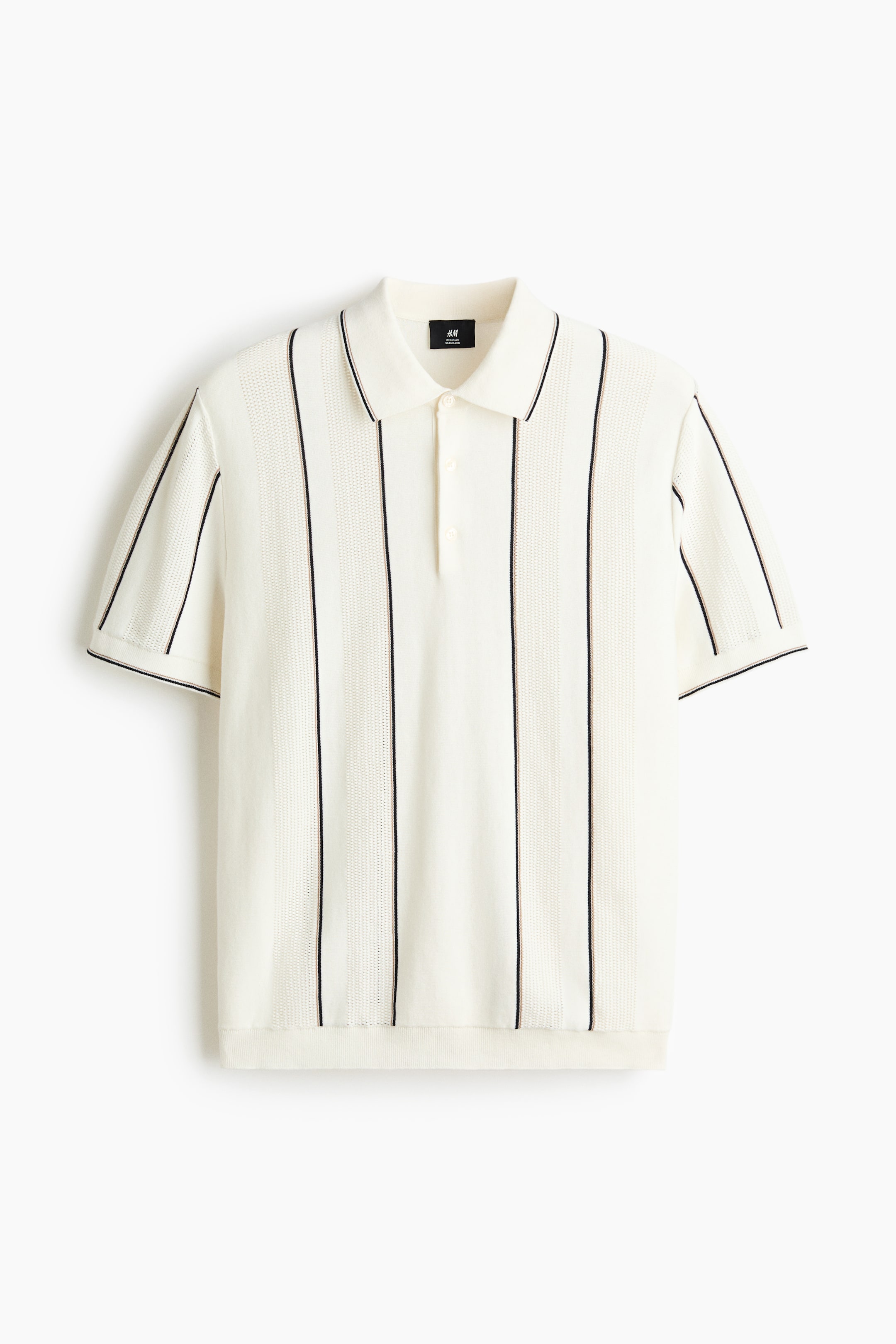 Ampliar la imagen: Una camisa polo tejida en color crema se muestra en vista frontal, con un cuello en punta, una tapeta de tres botones y rayas verticales oscuras que separan paneles sólidos y de tejido abierto alternados. Las mangas cortas están terminadas con un ribete oscuro, y la camisa termina en un dobladillo inferior acanalado.