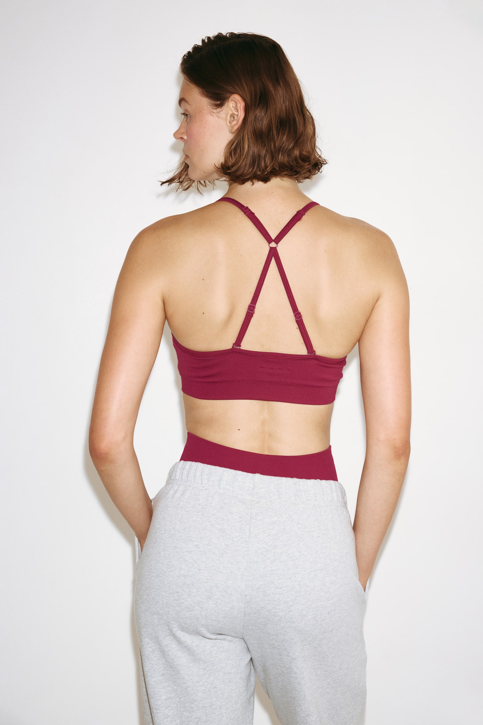 H&M Move Женское бесшовное спортивное бра H&M с DryMove средней поддержки, цвет: Dark Pomegranate — фото 5