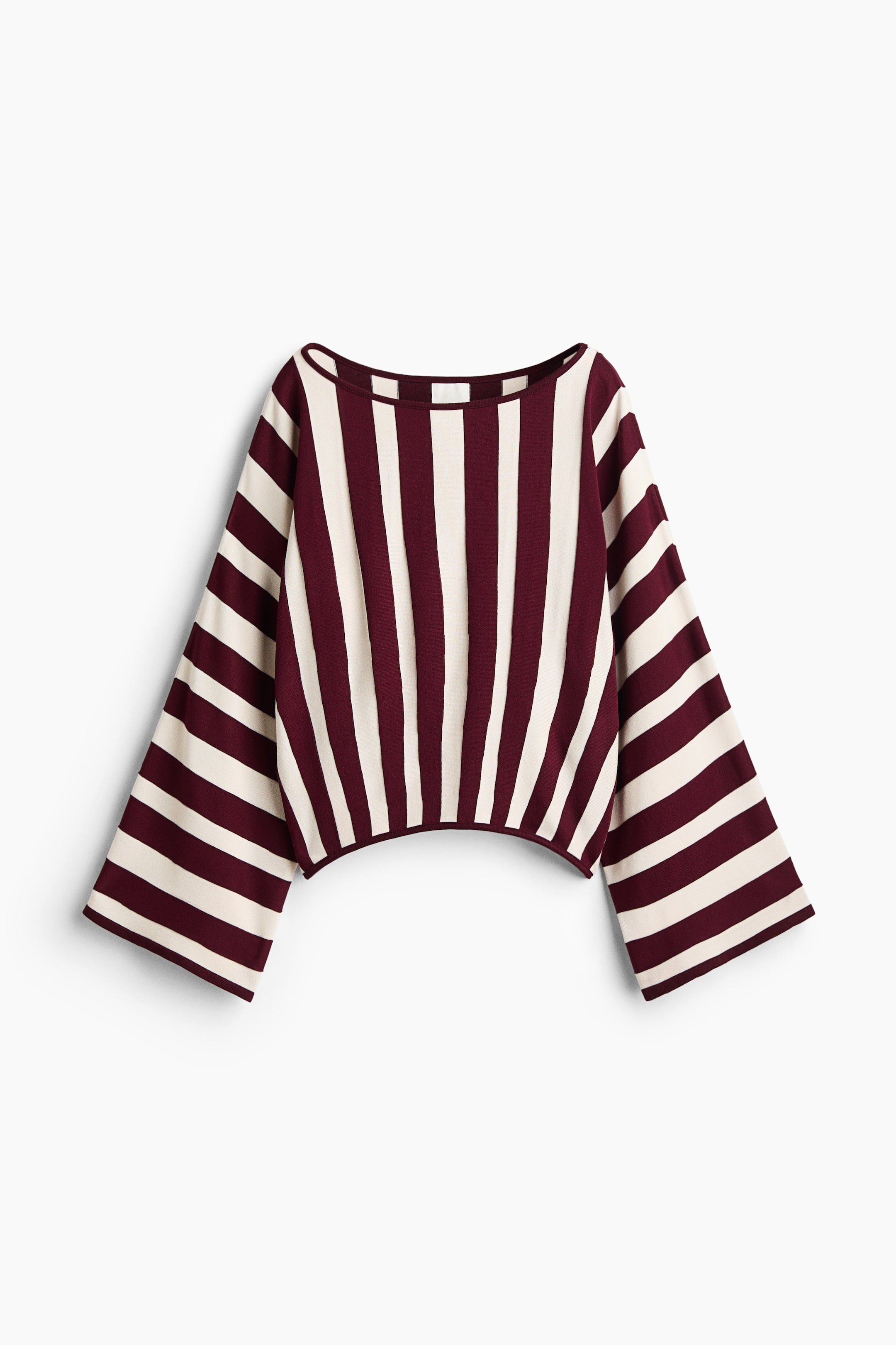 Größeres Bild ansehen: Ein Strickpullover in Frontansicht mit vertikalen burgunderroten und cremefarbenen Streifen am Körper sowie horizontalen Streifen an den weit ausgestellten Ärmeln. Der Pullover verfügt über einen weiten U-Boot-Ausschnitt und einen kurzen, leicht geschwungenen Saum.