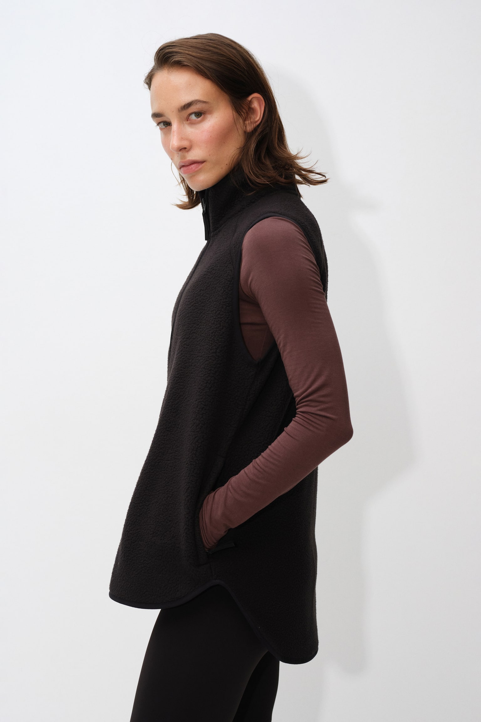 Женский жилет H&M Move Regular-Fit Teddy Fleece Sports, цвет: Чёрный — фото 5
