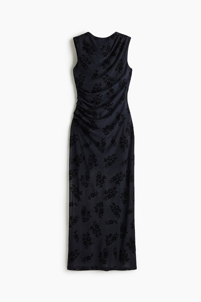 Dieses Ã¤rmellose Maxikleid in Frontansicht besteht aus einem dunkel marineblauen Stoff mit strukturiertem, schwarzem Blumenmuster. Das Design zeigt einen drapierten Wasserfallausschnitt, seitliche Raffungen entlang von Oberteil und HÃ¼fte sowie einen gerade geschnittenen langen Rock. - 1