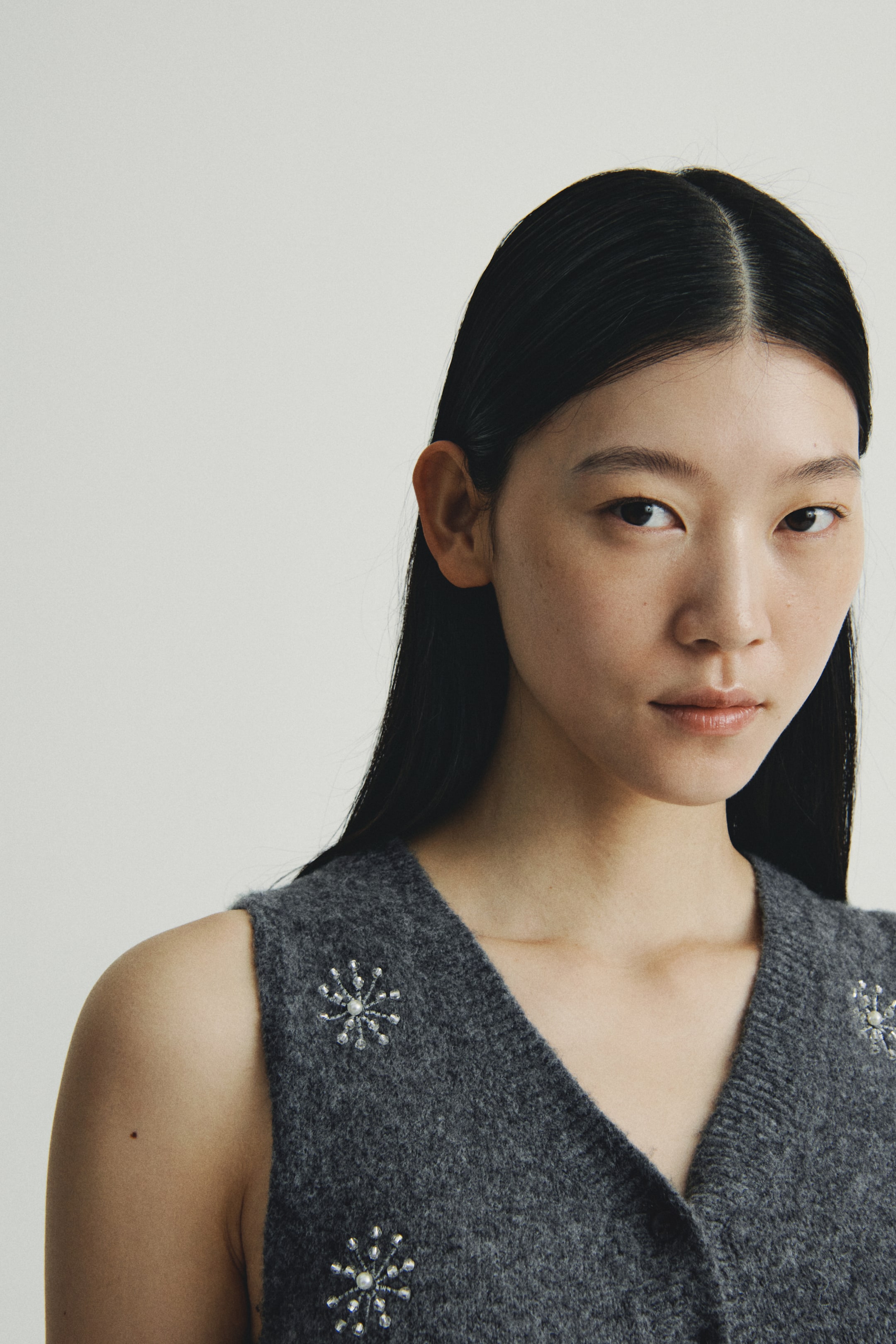 이미지 확대 보기: 엠브로이더리 베스트 - 다크 그레이 | H&M KR 3