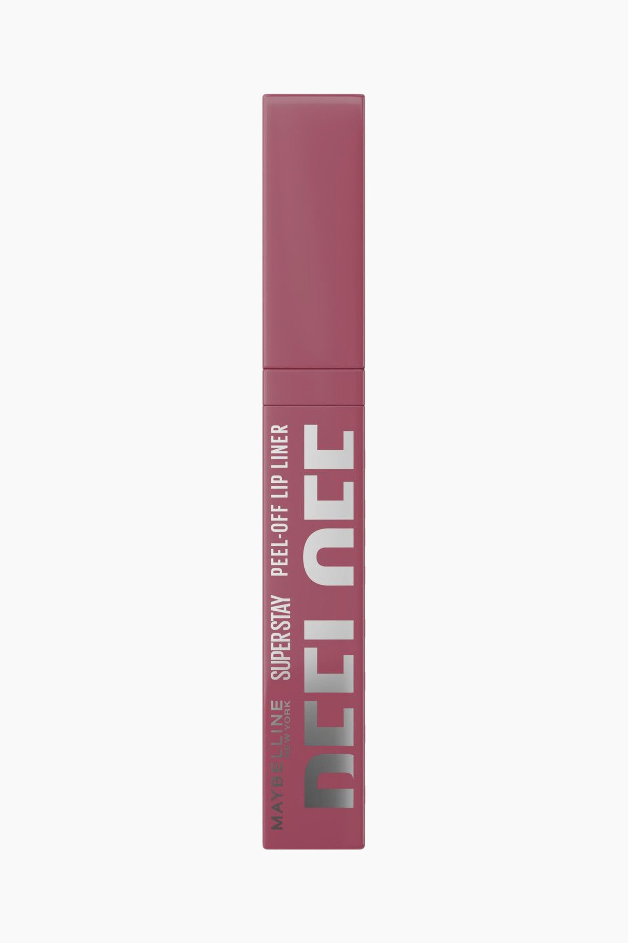 Größeres Bild ansehen: Ein rechteckiger Lip-Liner-Stift steht aufrecht und zeigt einen matten, staubigen Roséton am Körper sowie eine leicht dunklere, glänzende Kappe. Silberner Text ist vertikal auf der Seite aufgedruckt, darunter „MAYBELLINE NEW YORK“, „SUPERSTAY“, „PEEL-OFF LIP LINER“ und große, stilisierte Buchstaben.