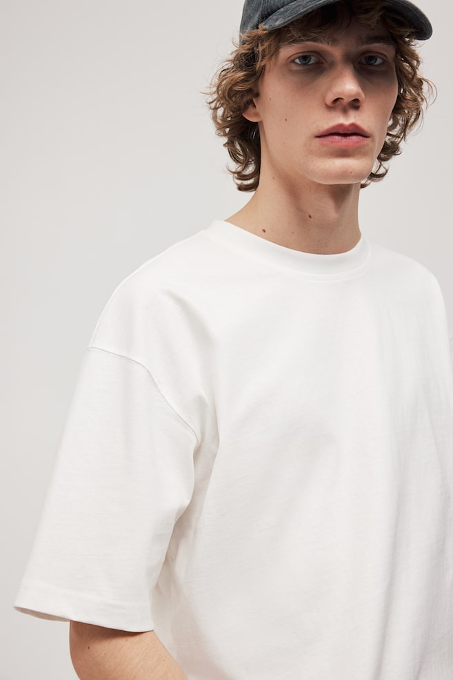 Baumwoll-T-Shirt in Oversize-Passform - Weiß/Schwarz/Schwarz - 5