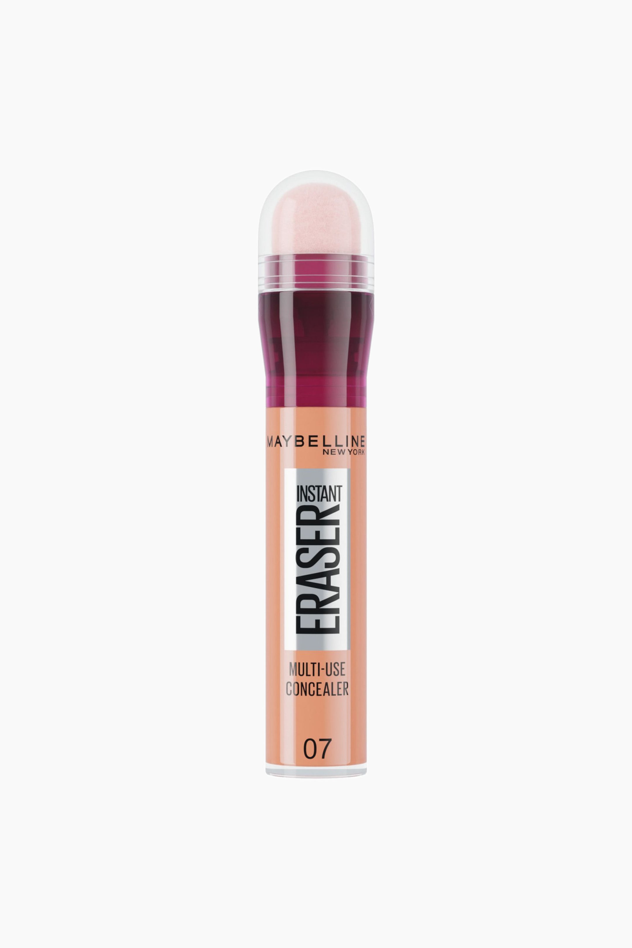 Se større billede: Maybelline Instant Eraser Multi-Use Concealer står oprejst og vender fremad og fremviser sin cylindriske tube fyldt med ferskenfarvet flydende concealer. Den har en bordeauxfarvet krave øverst og er afsluttet med en afrundet, lyserød svampeapplikator under en gennemsigtig beskyttelseskuppel.