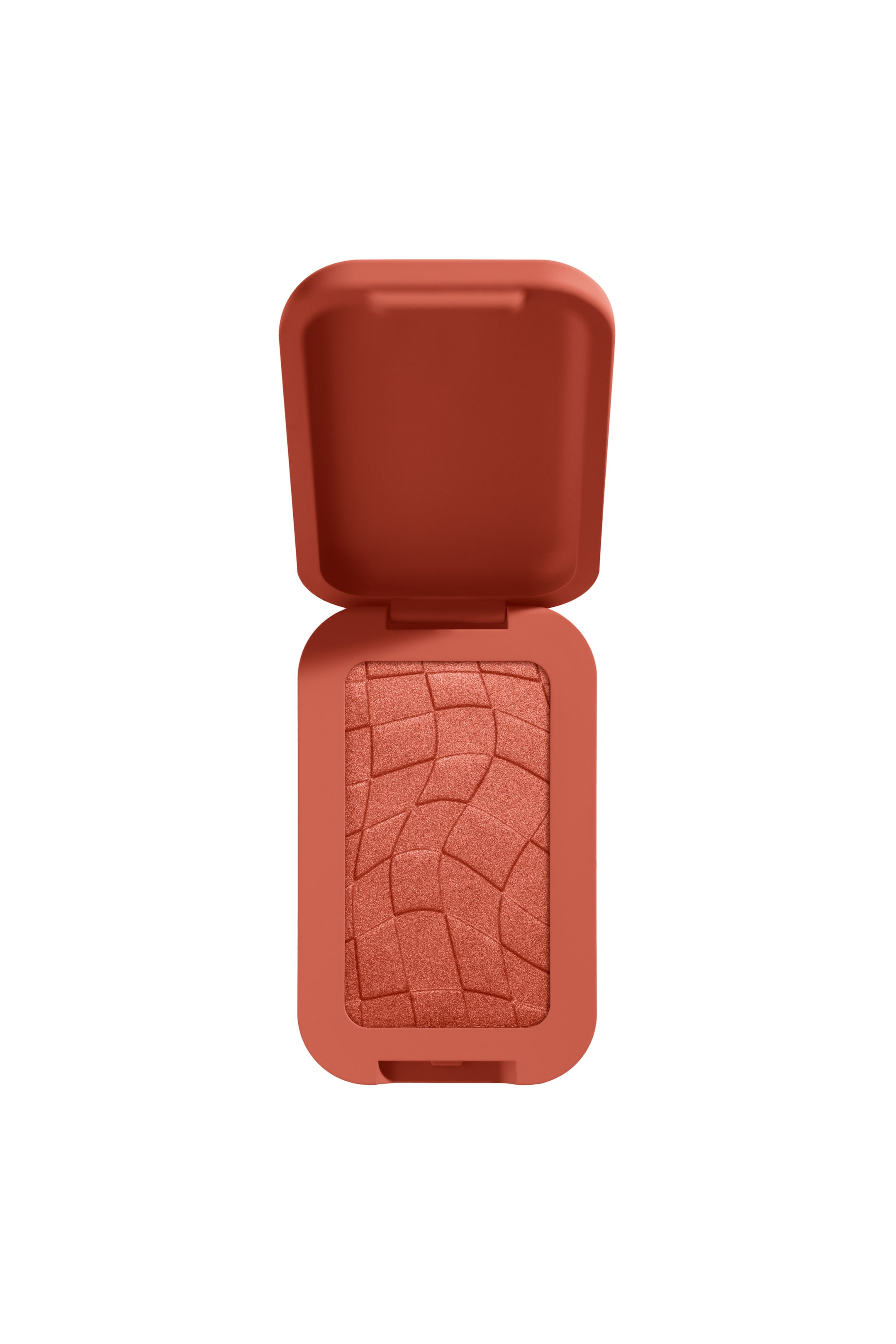 Größeres Bild ansehen: Ein rechteckiges, terrakottafarbenes Make-up-Kompaktpuder ist nach vorne gerichtet mit offenem Deckel, der ein schimmerndes, rötlich-oranges gepresstes Puder zeigt, das ein erhabenes, unregelmäßiges geometrisches Muster aufweist.