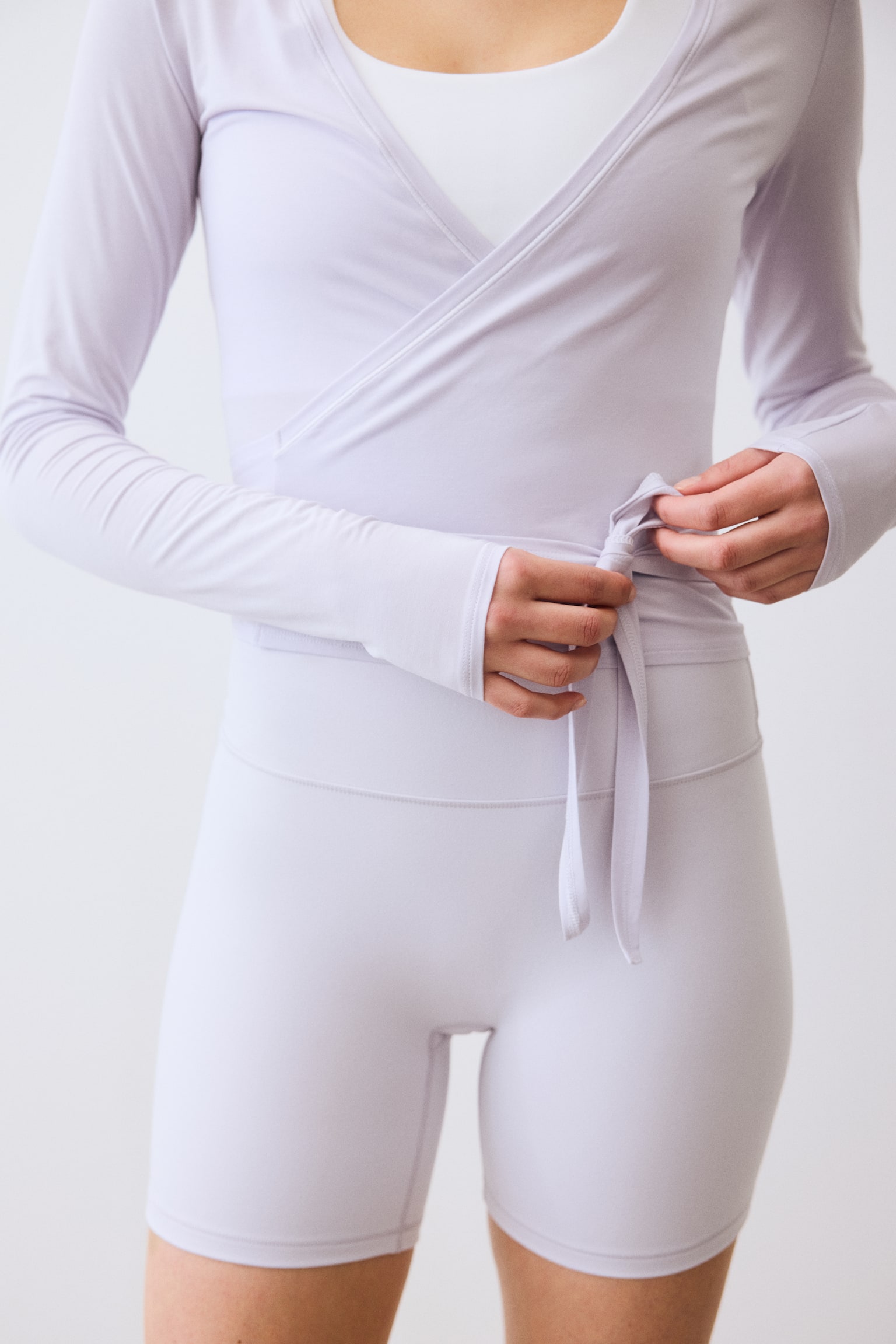 Sportshirt im Wickelschnitt aus Modal-Flieder - 1