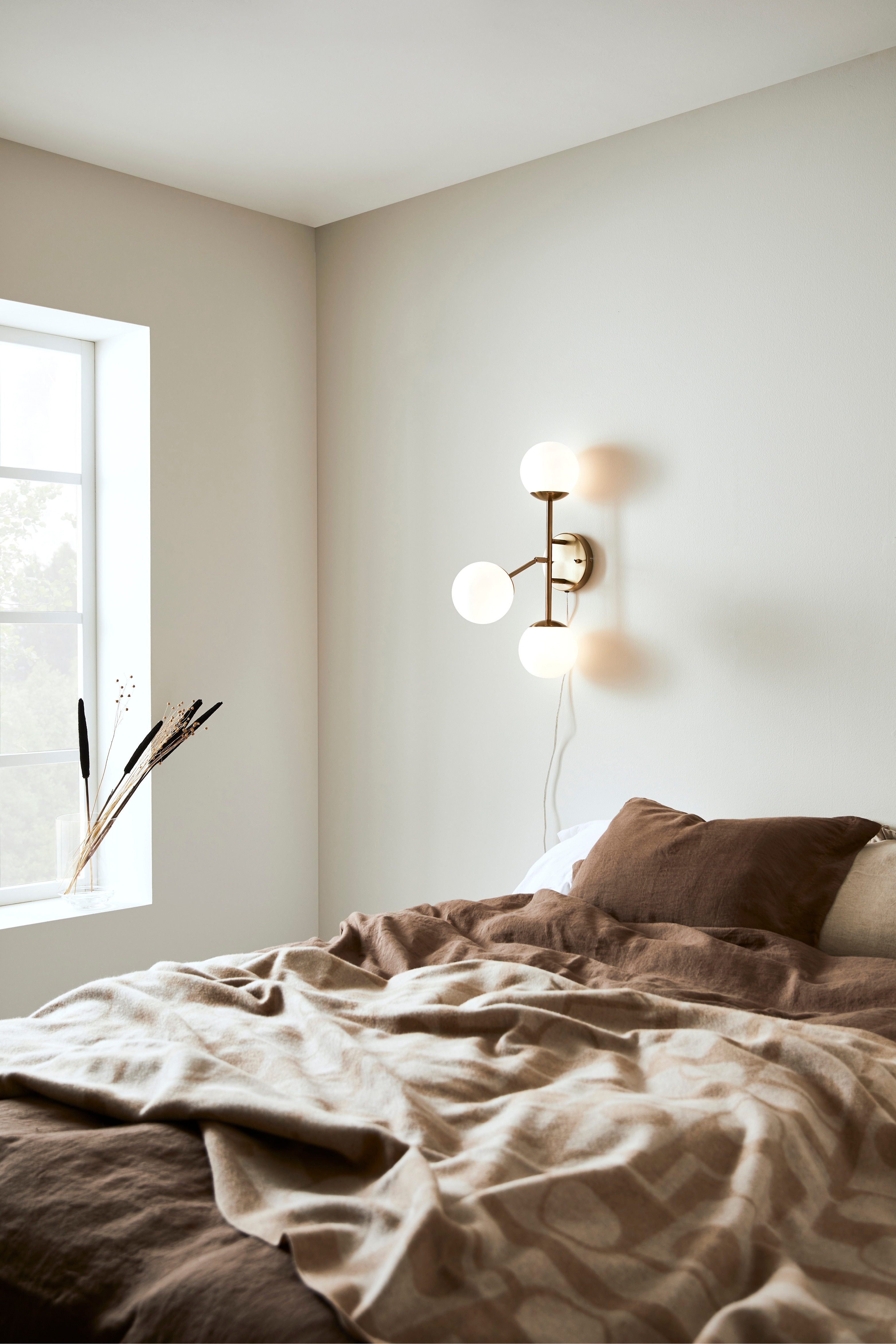 Trinity Wall Lamp - Brass/white/Brass/smoke