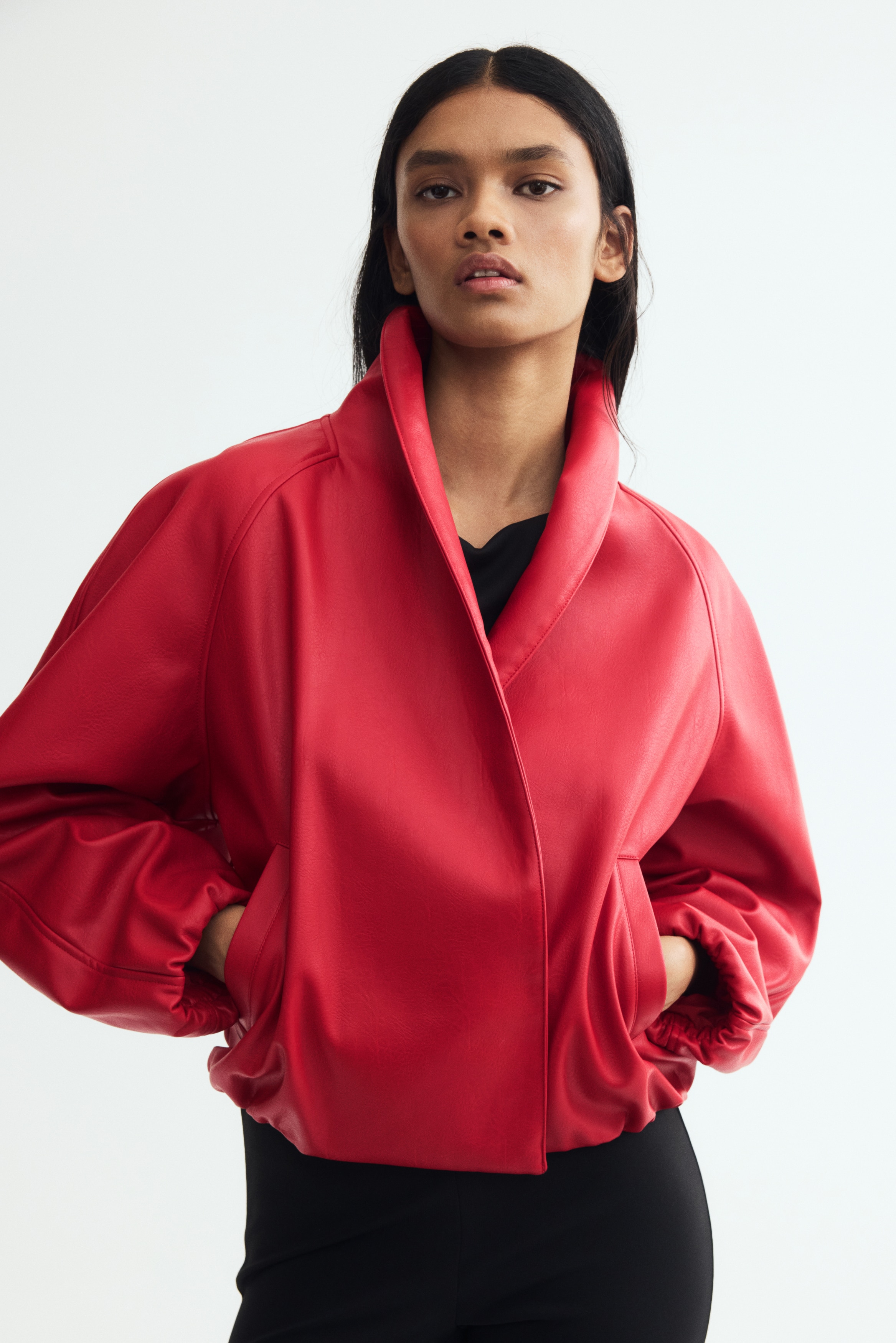 Chaqueta en tejido revestido con cuello esmoquinAuxiliar