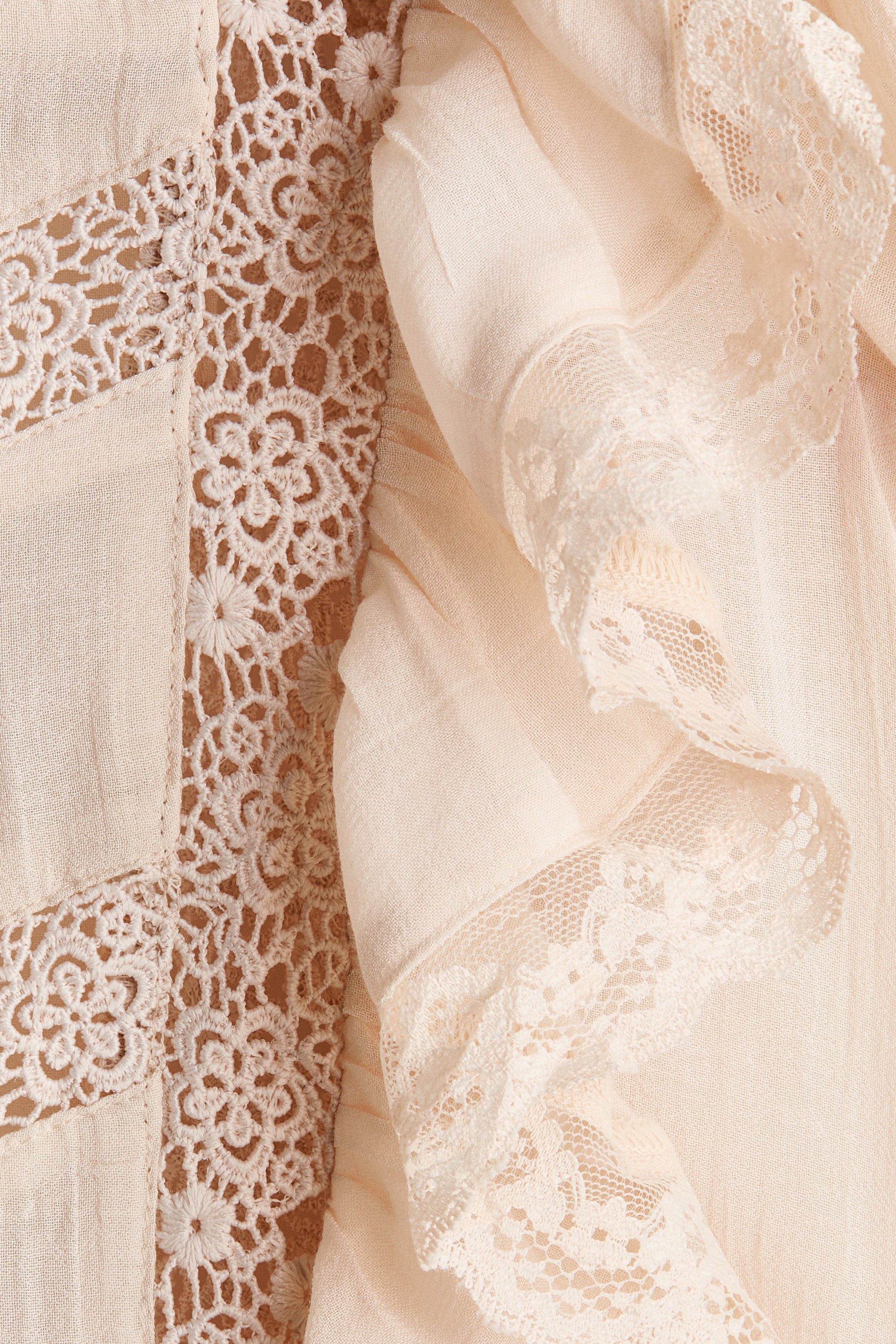 Robe à volants plissés avec dentelle