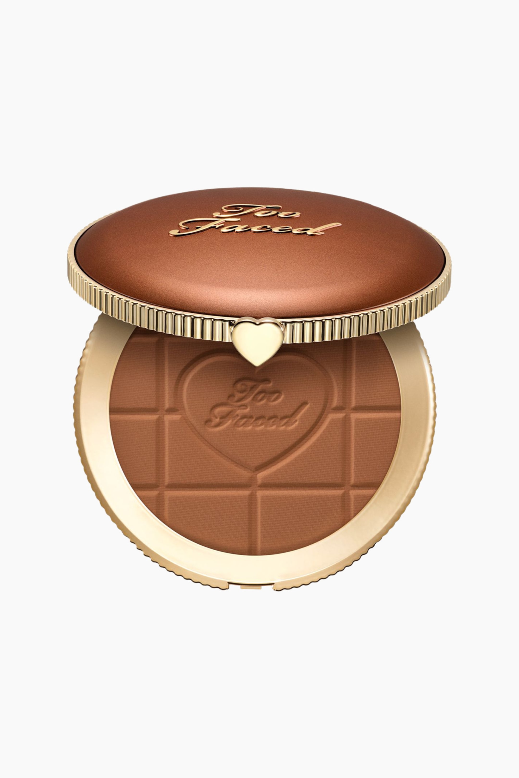 Näytä suurempi kuva: Pyöreä ruskea meikkirasia avautuu, paljastaen ruskean puristepuuterin, joka on kohokuvioitu ruutukuviolla, keskellä sydän ja "Too Faced" -logo. Rasia kannessa on kultainen "Too Faced" -logo ja sitä reunustaa kultainen ribattu reunus, jossa on myös sydämenmuotoinen lukko.
