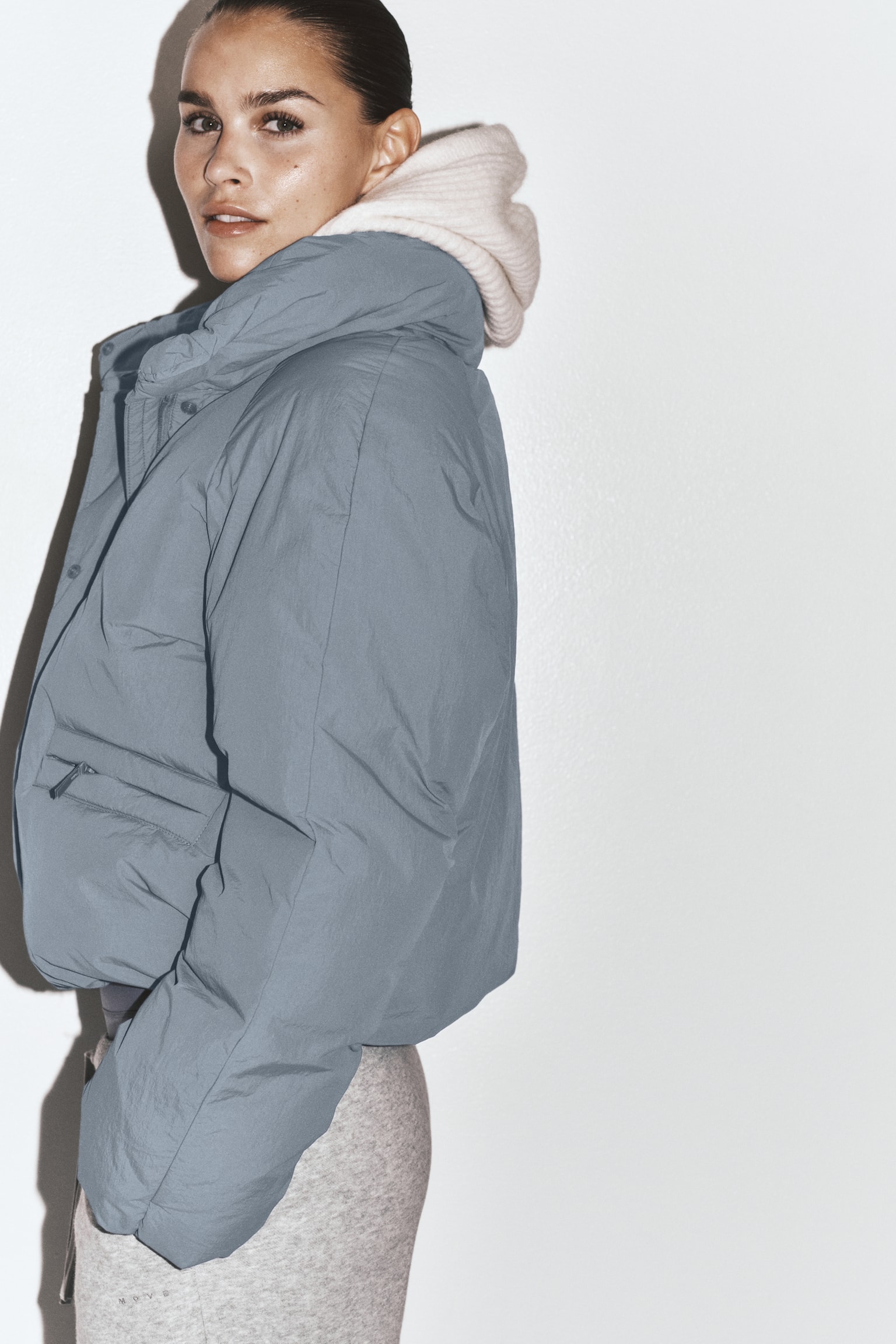 Женская куртка H&M Move Sports Puffer Jacket with ThermoMove™, цвет: Глиняный — фото 6