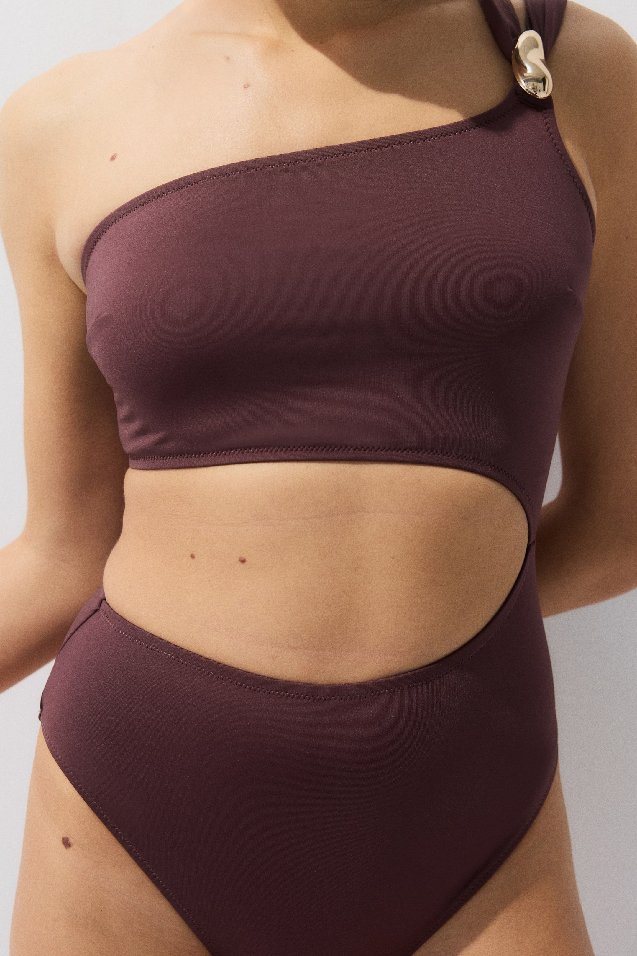 Visualizza immagine più grande: Costume monospalla con coppe imbottite - Marrone scuro - DONNA | H&M IT 1