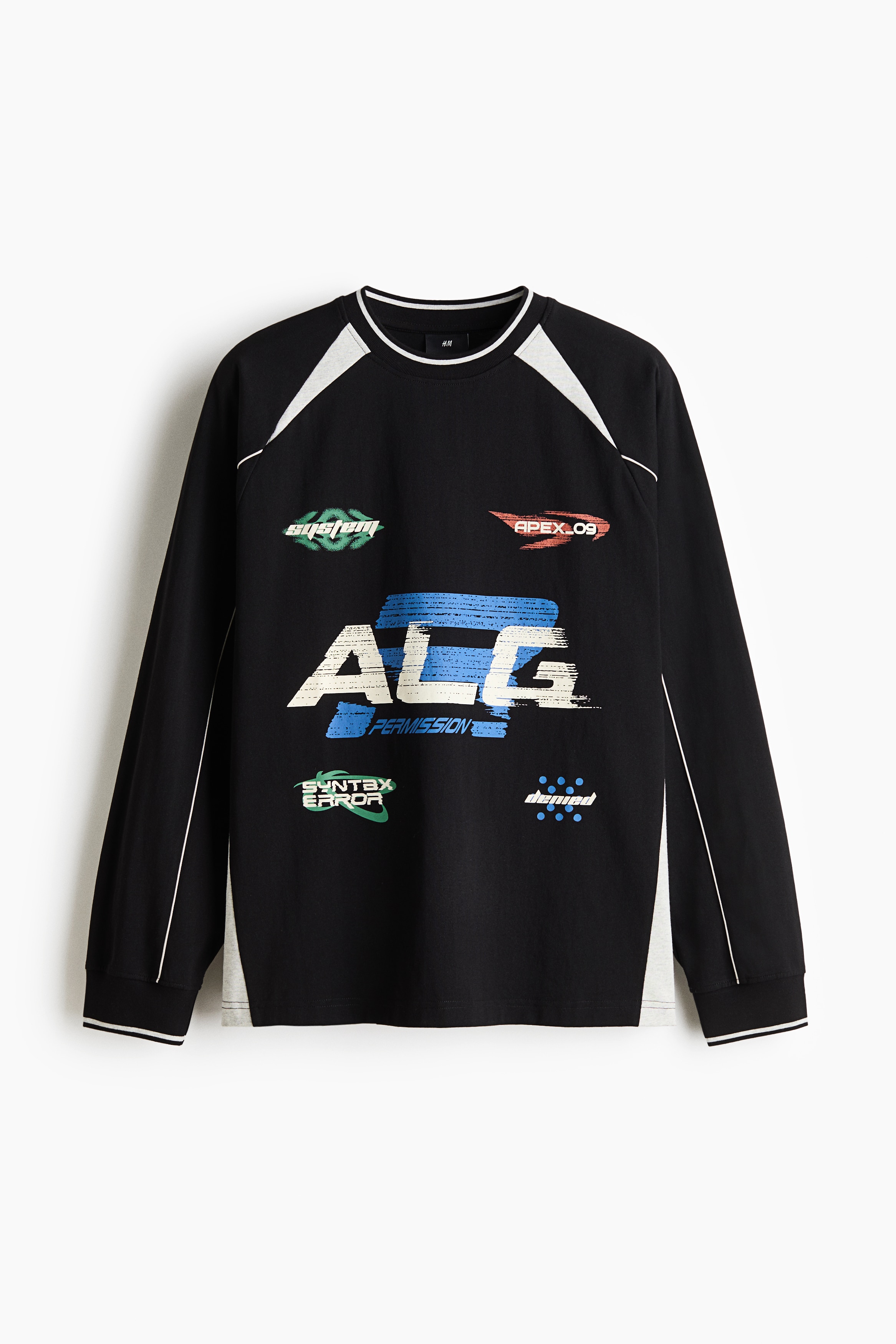 ã¢ãã«ãçç¨ãã¦ããã®ã¯ããã­ã³ãã«ã«ã©ãã«ãªã°ã©ãã£ãã¯ããªã³ãããããã£ããã©ãã¯ã®é·è¢Tã·ã£ãã§ããã©ã°ã©ã³ã·ã§ã«ãã¼ã¨è¢ã®ç¸«ãç®ã«æ²¿ã£ã¦ç½ããã¤ãã³ã°ãæ½ããç½ãã¹ãã©ã¤ãå¥ãã®ãªãããã¯ã©ã¤ã³ã¨ãåãä»æ§ã®ã«ãã¹ãåãããã¶ã¤ã³ã§ãã